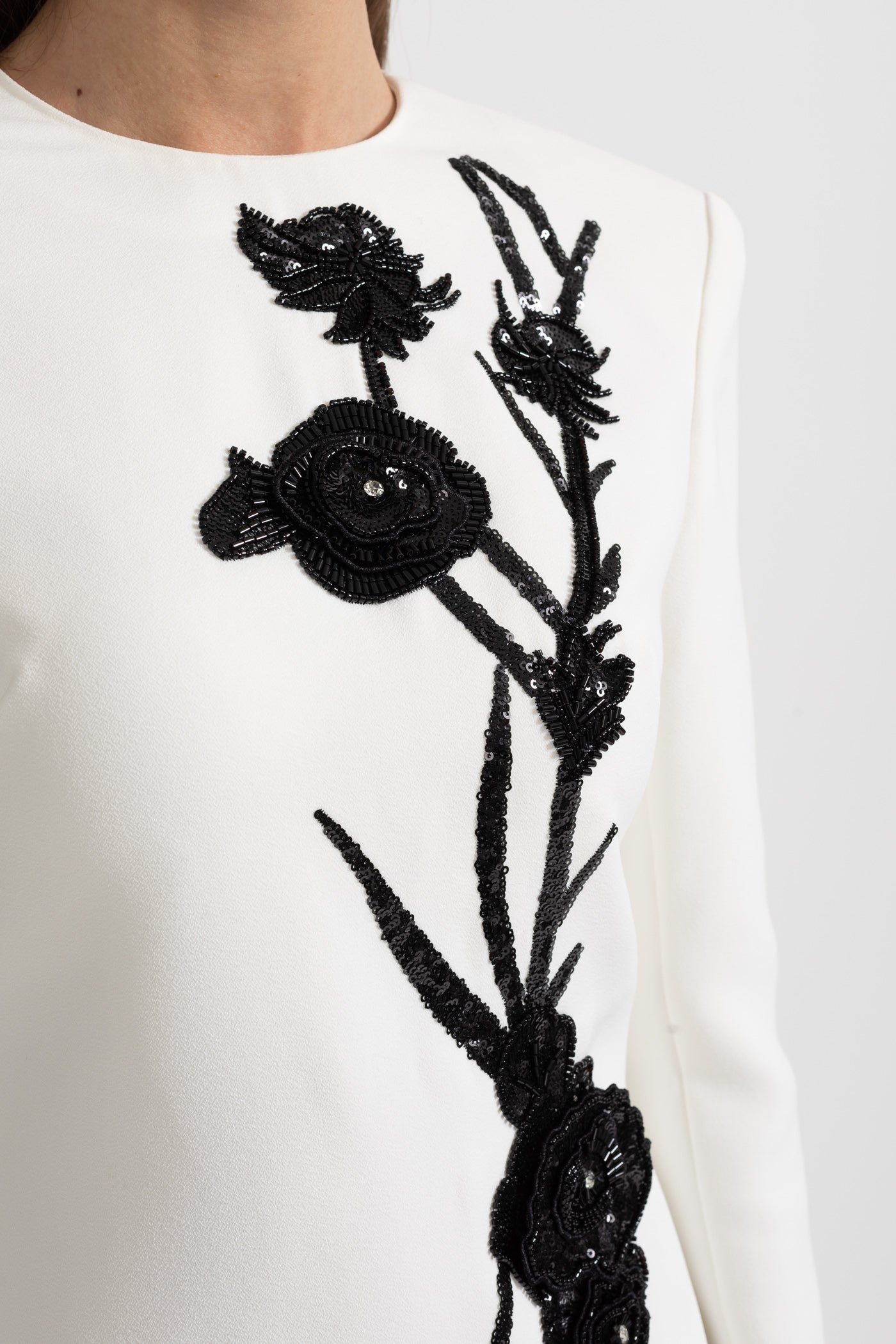 Abito Mini a Maniche Lunghe con Ricamo Floreale a Contrasto - Bianco