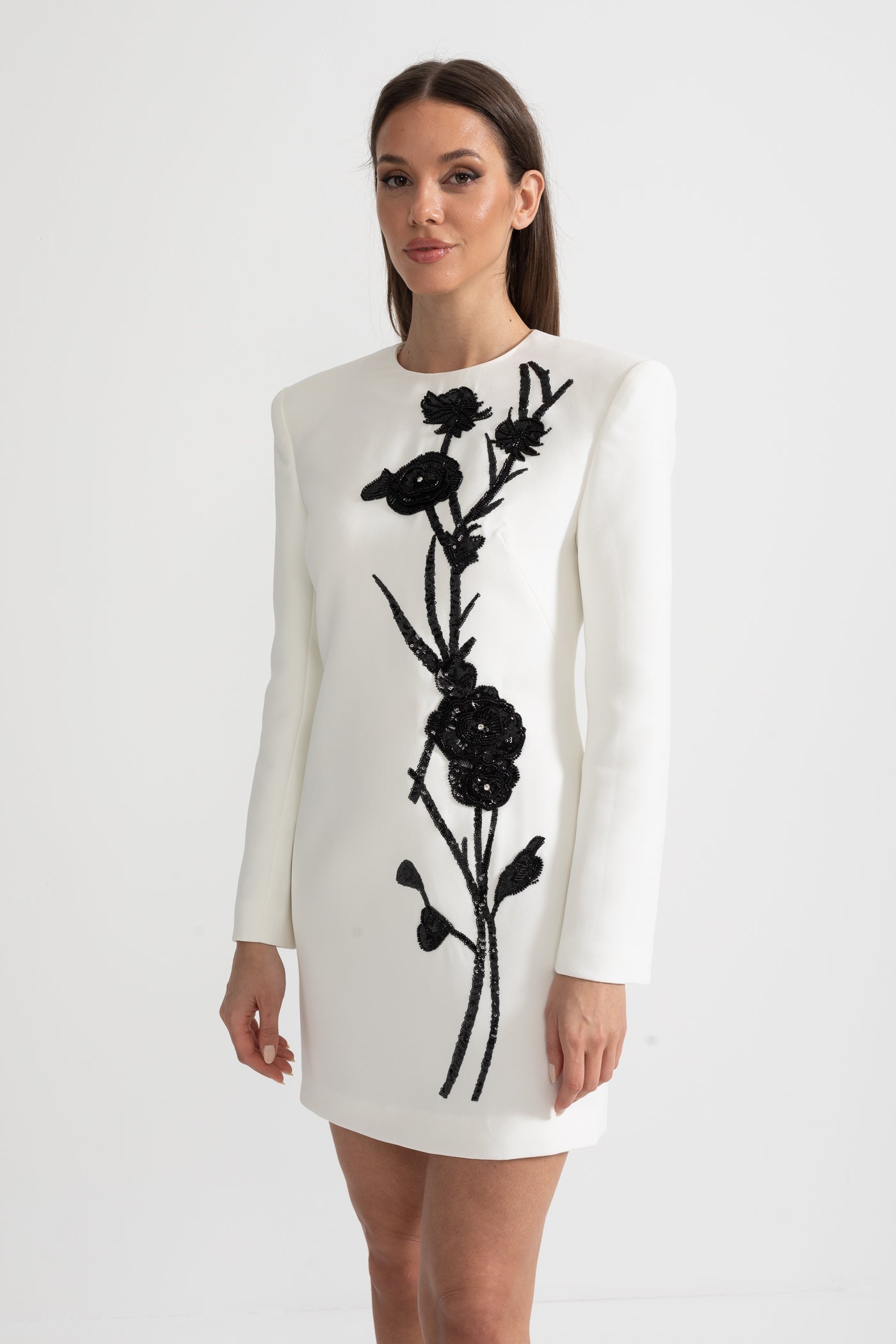 Abito Mini a Maniche Lunghe con Ricamo Floreale a Contrasto - Bianco