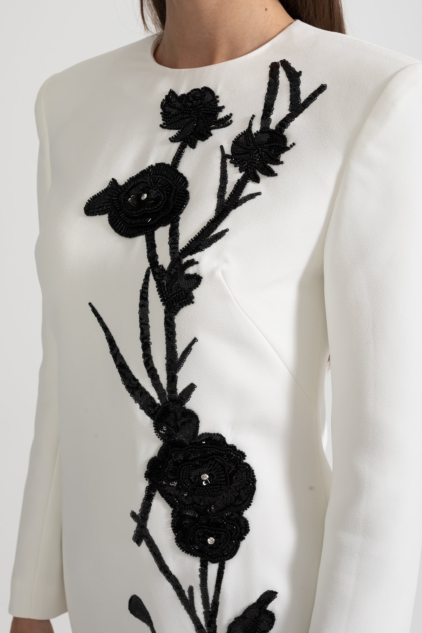 Abito Mini a Maniche Lunghe con Ricamo Floreale a Contrasto - Bianco