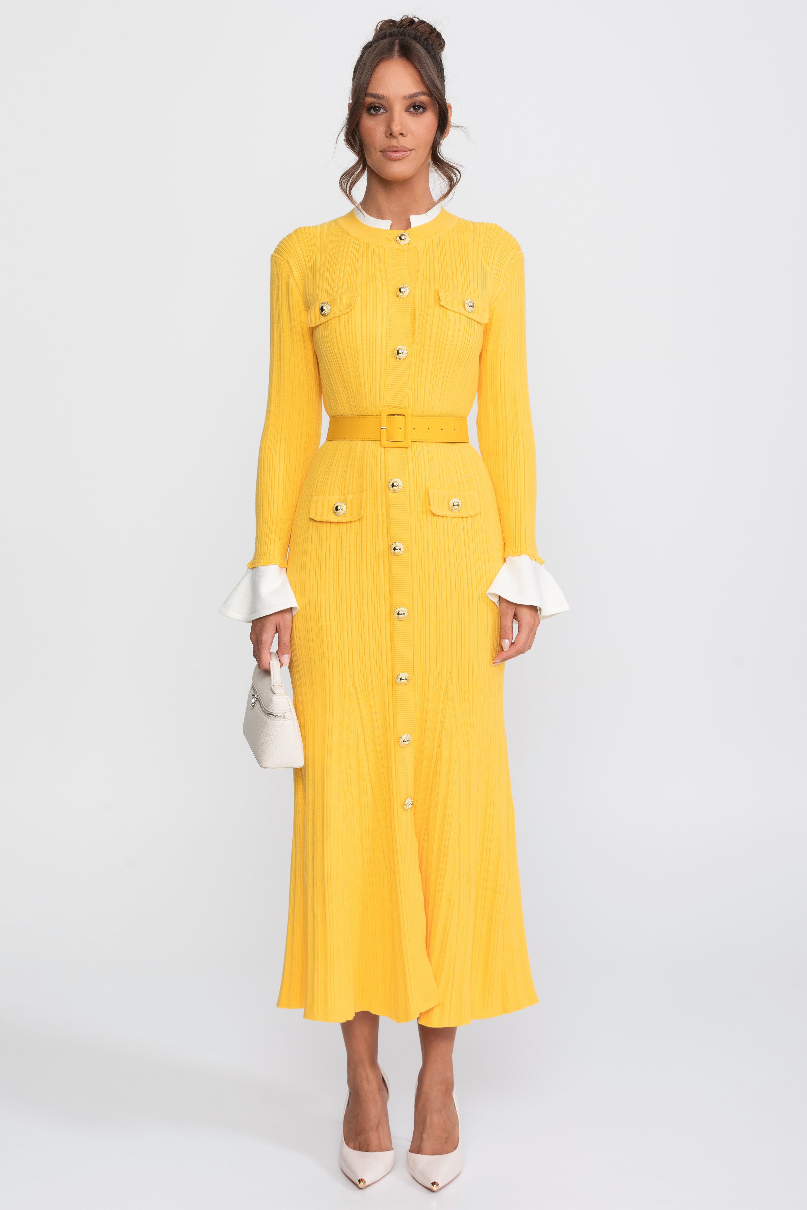 Abito Midi in Maglia a Coste con Cintura, Polsini e Colletto Bianchi - Giallo