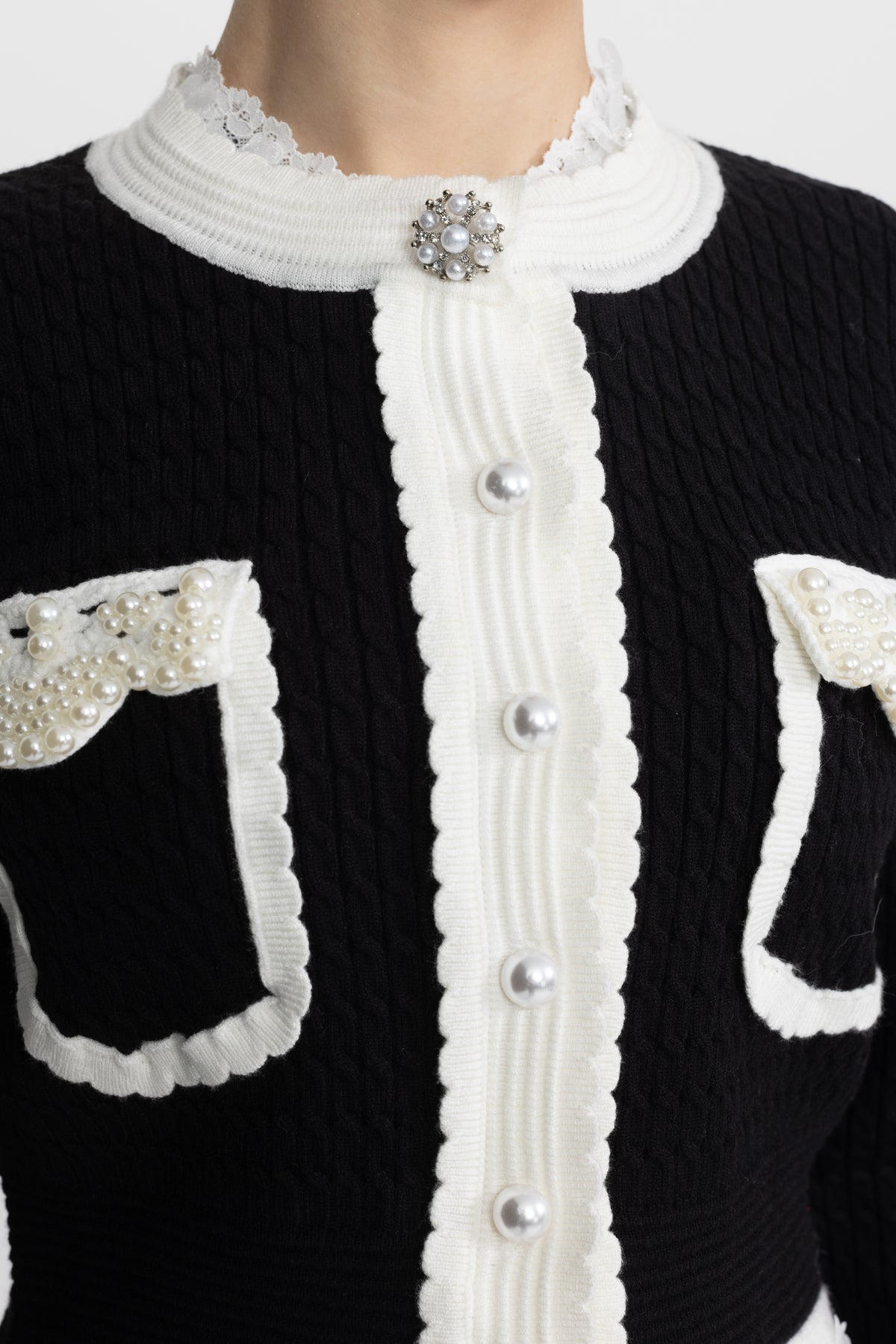 Cardigan cropped in maglia a trecce con profili a contrasto e perle applicate - Nero