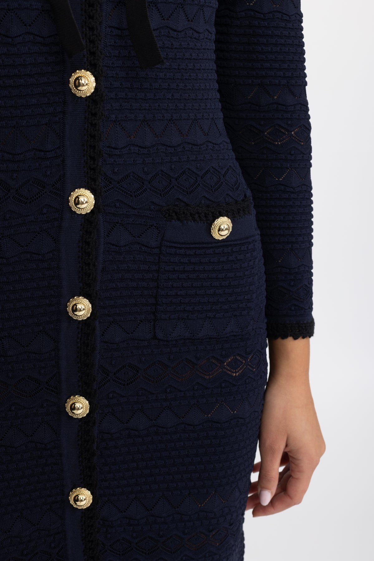 Abito midi in maglia con bordi all'uncinetto, bottoni e spilla a fiore - Navy