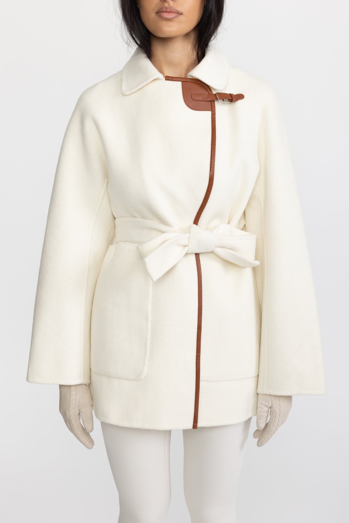 Giacca in lana con cintura e finiture in ecopelle - Off-White