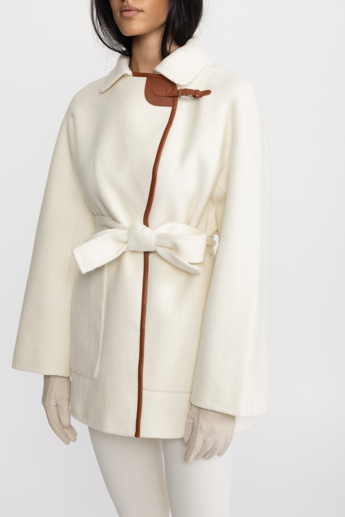 Giacca in lana con cintura e finiture in ecopelle - Off-White