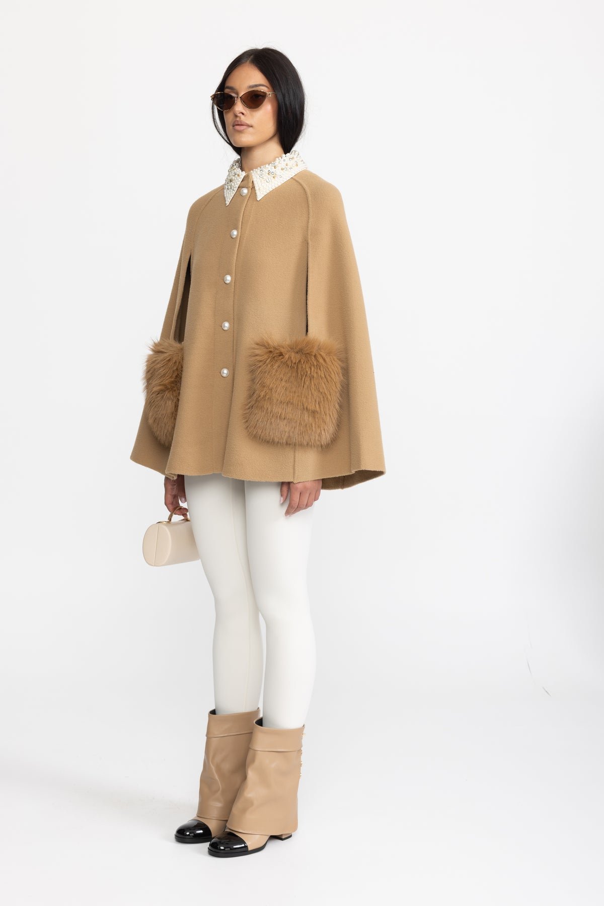 Mantella con collo impreziosito da perle e tasche in eco-pelliccia - Cammello