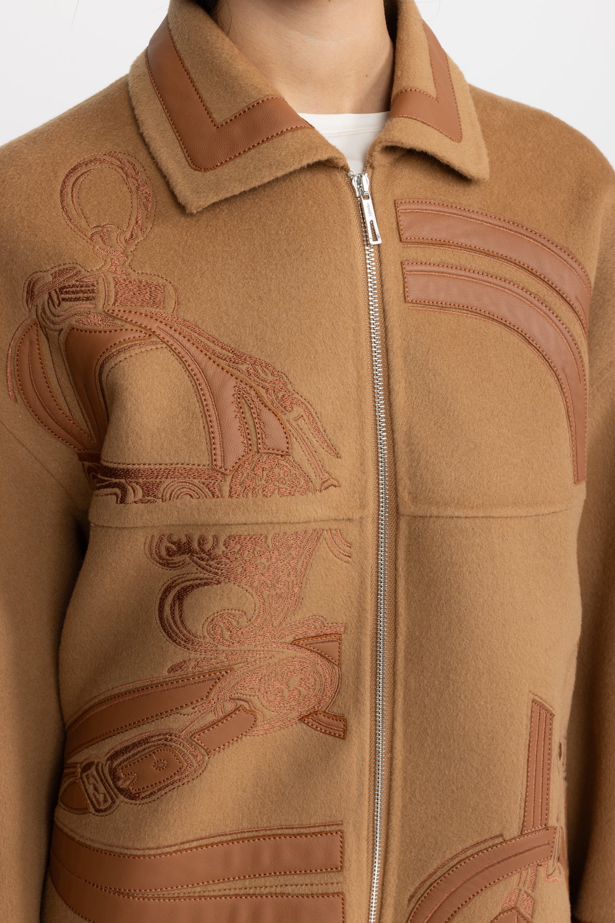Cappotto con zip in lana ricamata con applicazione equestre - Cammello