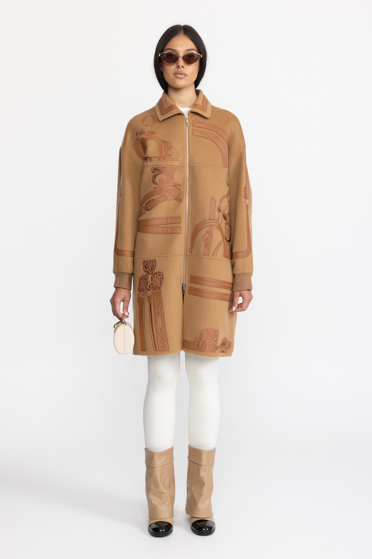 Cappotto con zip in lana ricamata con applicazione equestre - Cammello