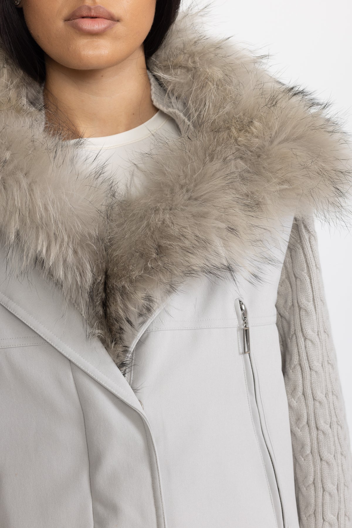 Piumino cropped con maniche in maglia a trecce e collo in pelliccia di procione - grigio chiaro