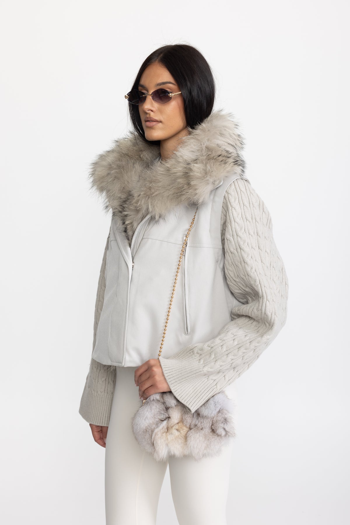 Piumino cropped con maniche in maglia a trecce e collo in pelliccia di procione - grigio chiaro