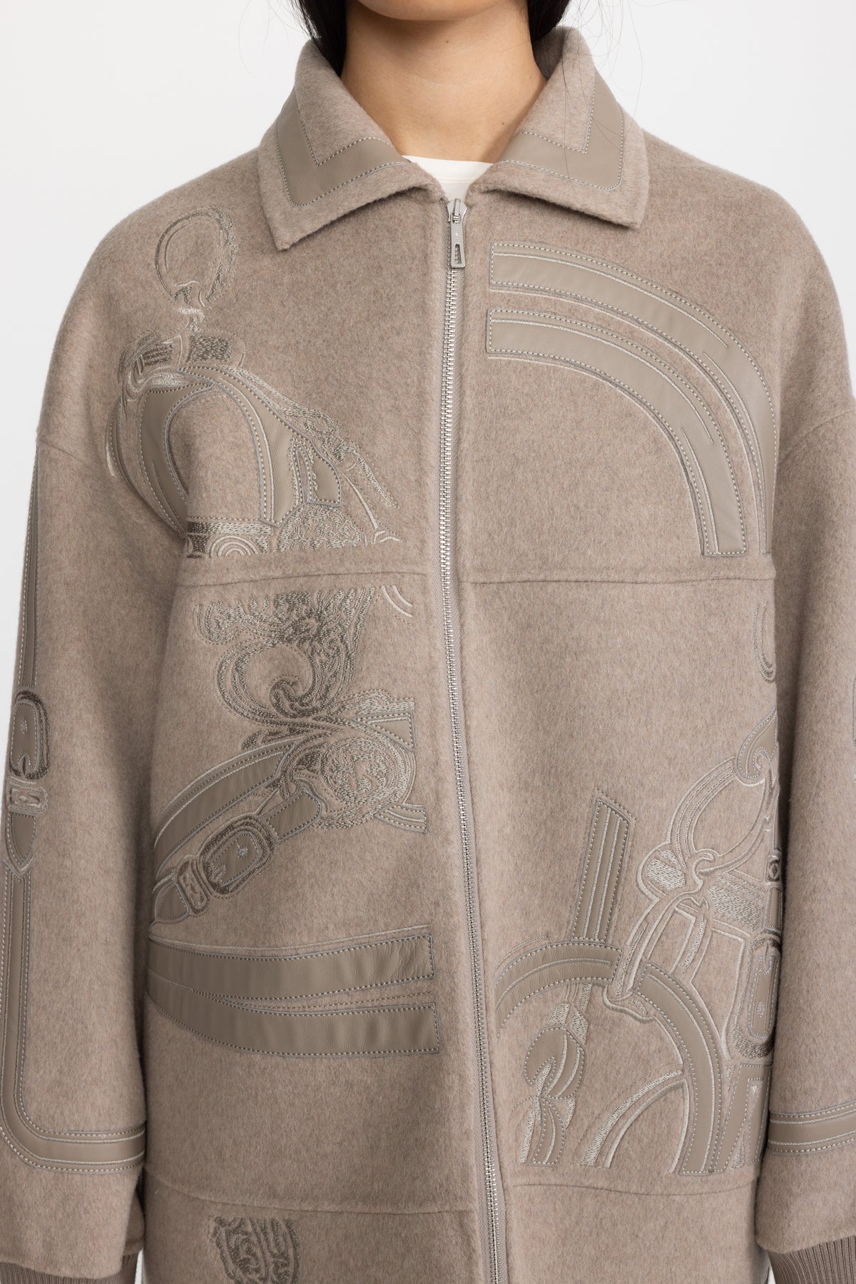 Cappotto in lana con zip e ricamo appliqué equestre - Taupe