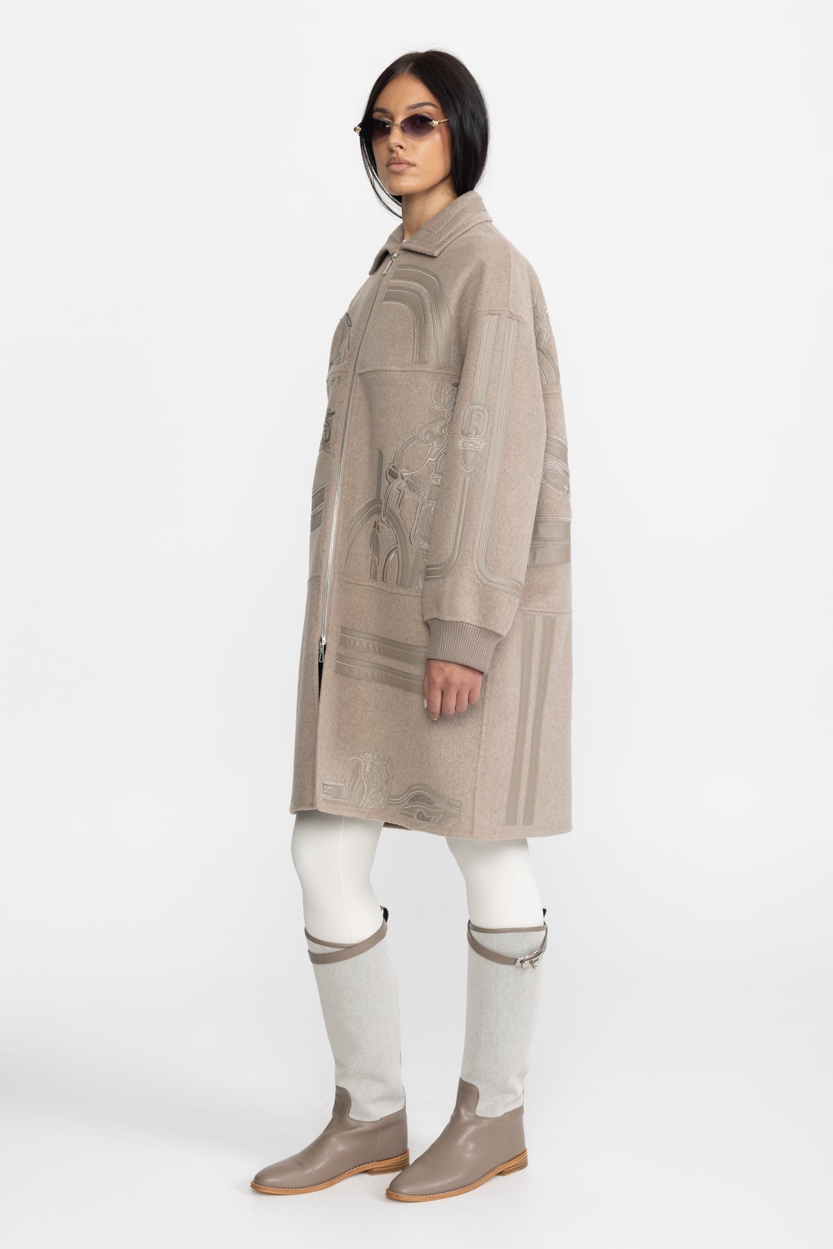Cappotto in lana con zip e ricamo appliqué equestre - Taupe