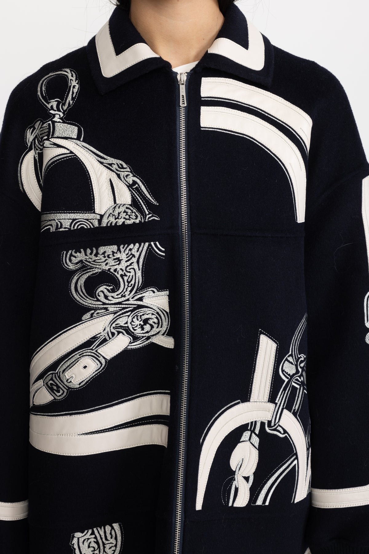 Cappotto con zip in lana ricamata con applicazione equestre - Blu navy
