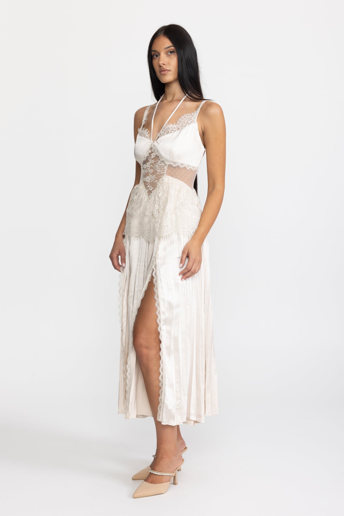Abito midi plissé in satin con inserto in pizzo e scollo all’americana - Ivoire