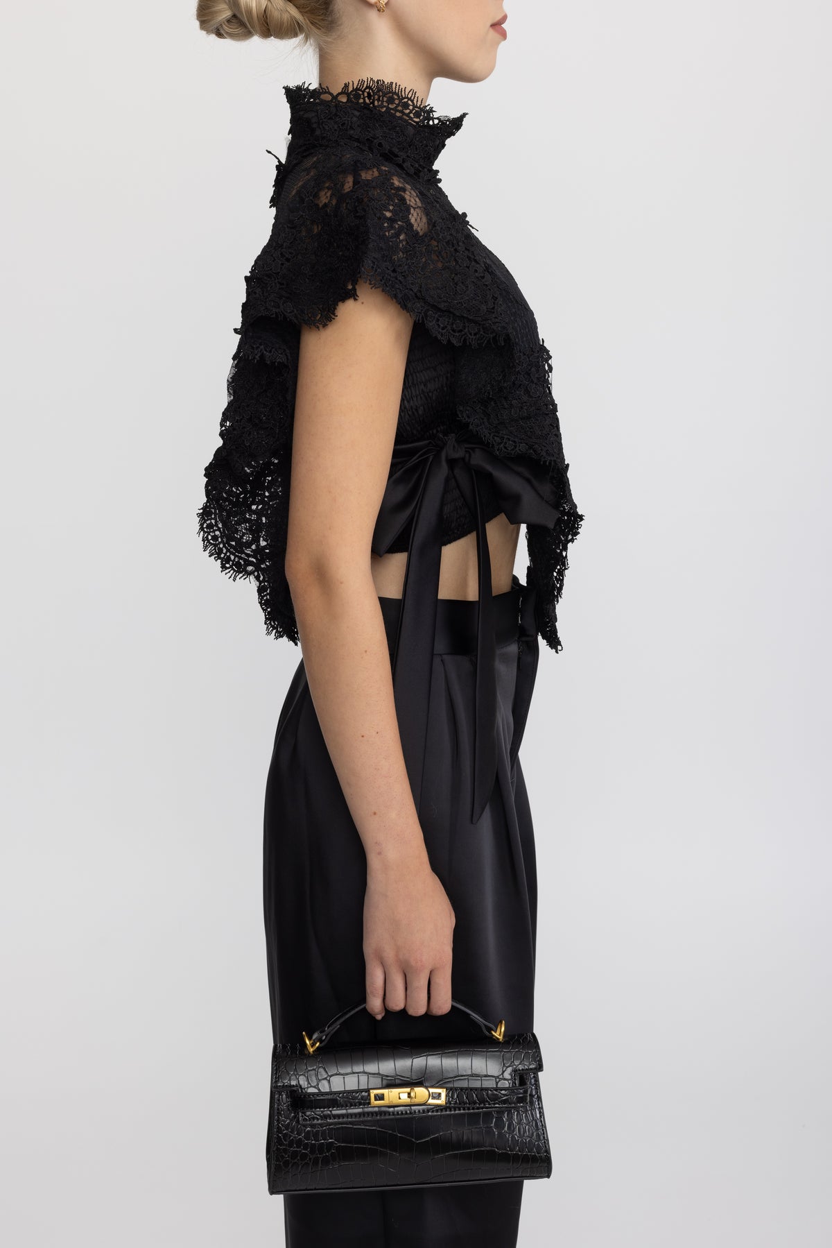 Top in pizzo trasparente con collo alto e ruches - Nero