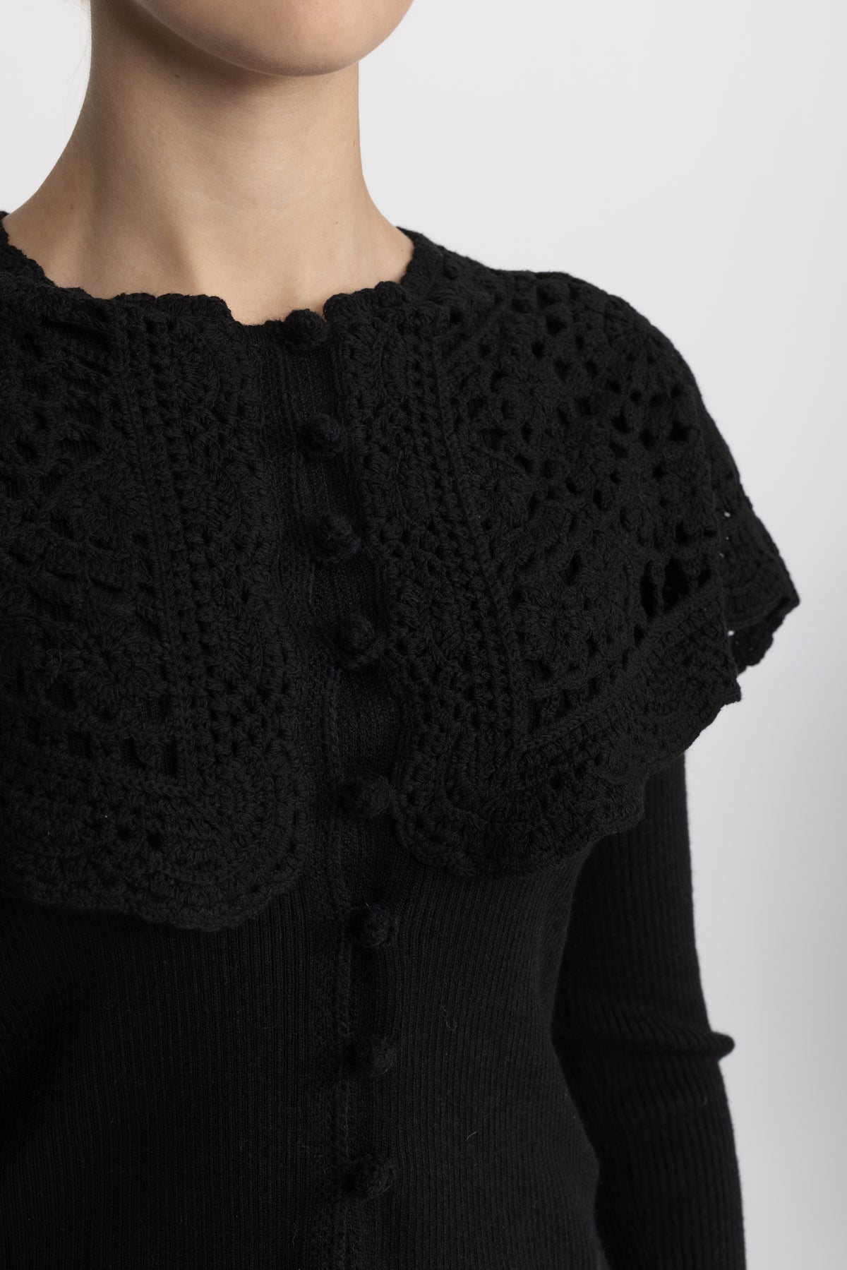 Cardigan in maglia a costine con colletto capelet all’uncinetto - Nero