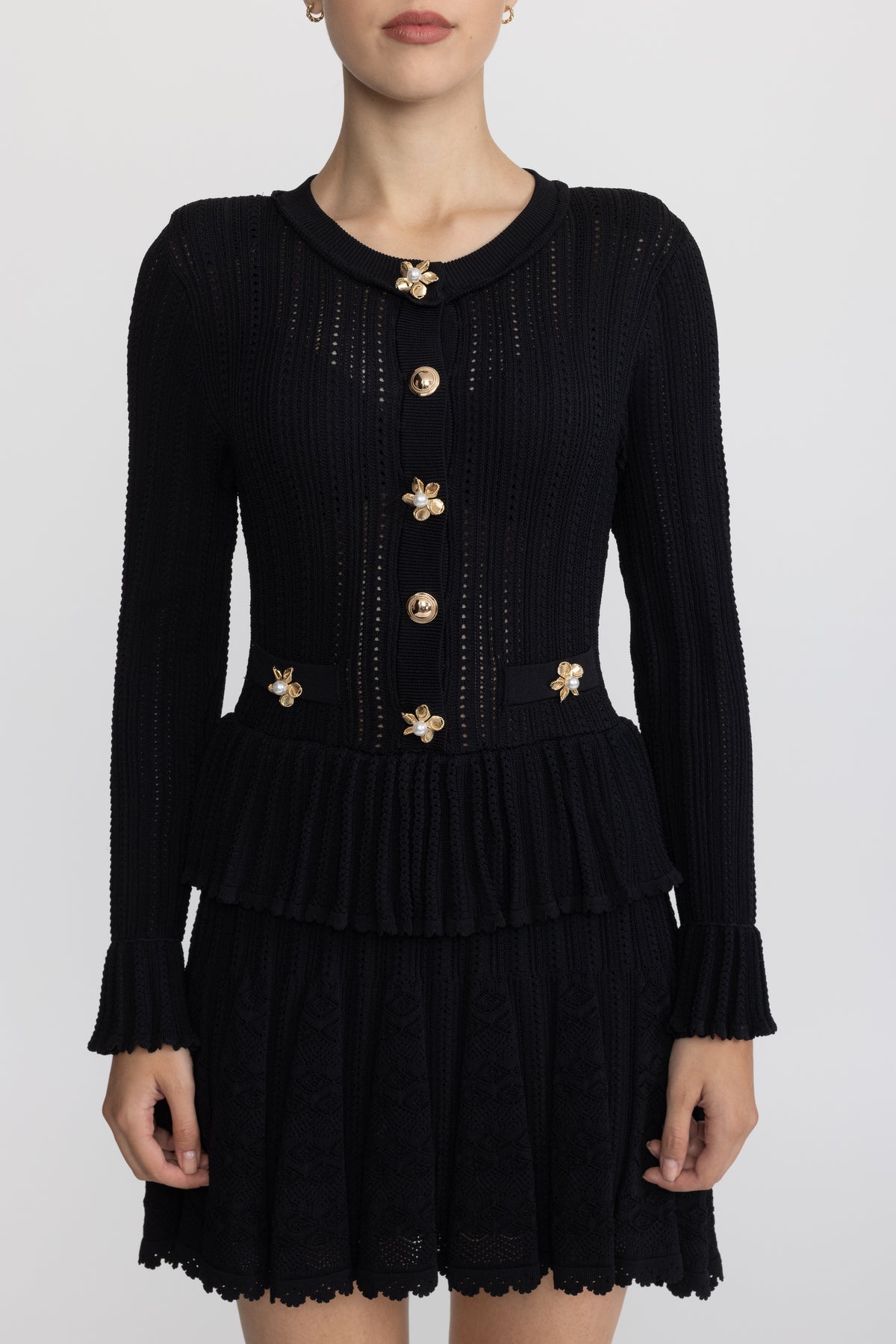 Abito mini peplum in maglia pointelle con bottoni a fiore - Nero
