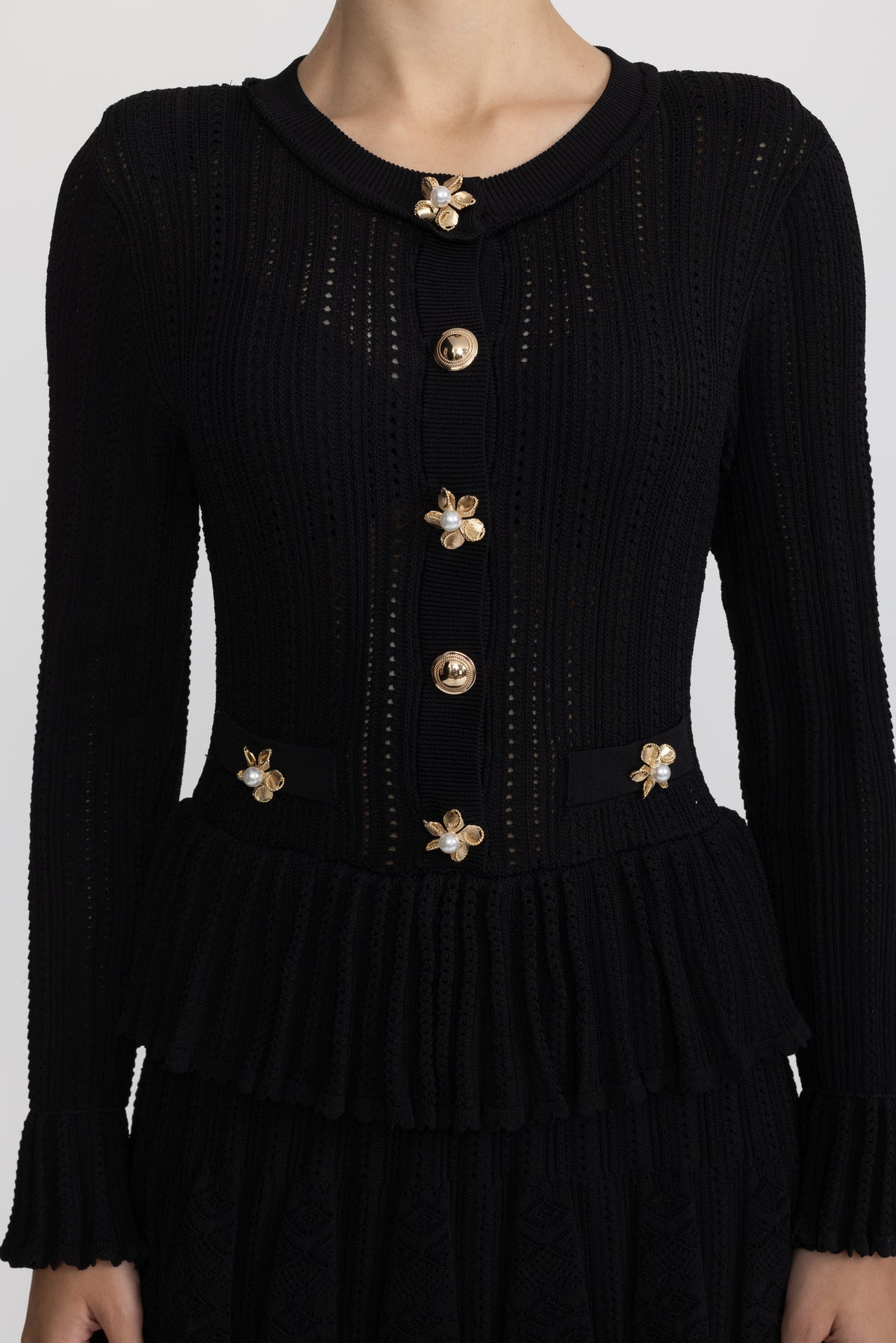 Abito mini peplum in maglia pointelle con bottoni a fiore - Nero