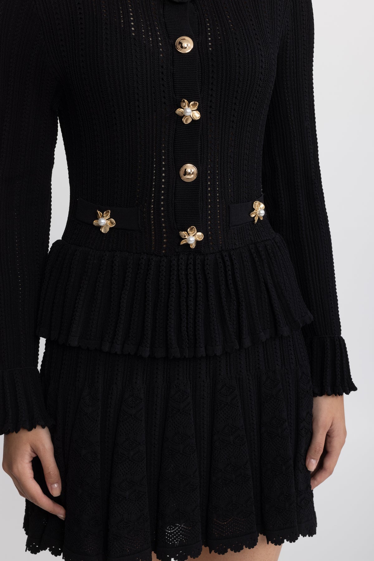 Abito mini peplum in maglia pointelle con bottoni a fiore - Nero