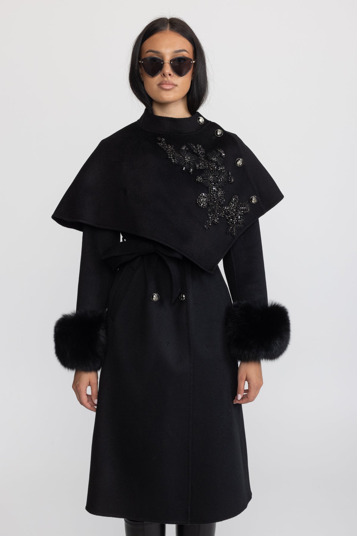 Cappotto in lana con mantellina ricamata e polsini in pelliccia di volpe - Nero