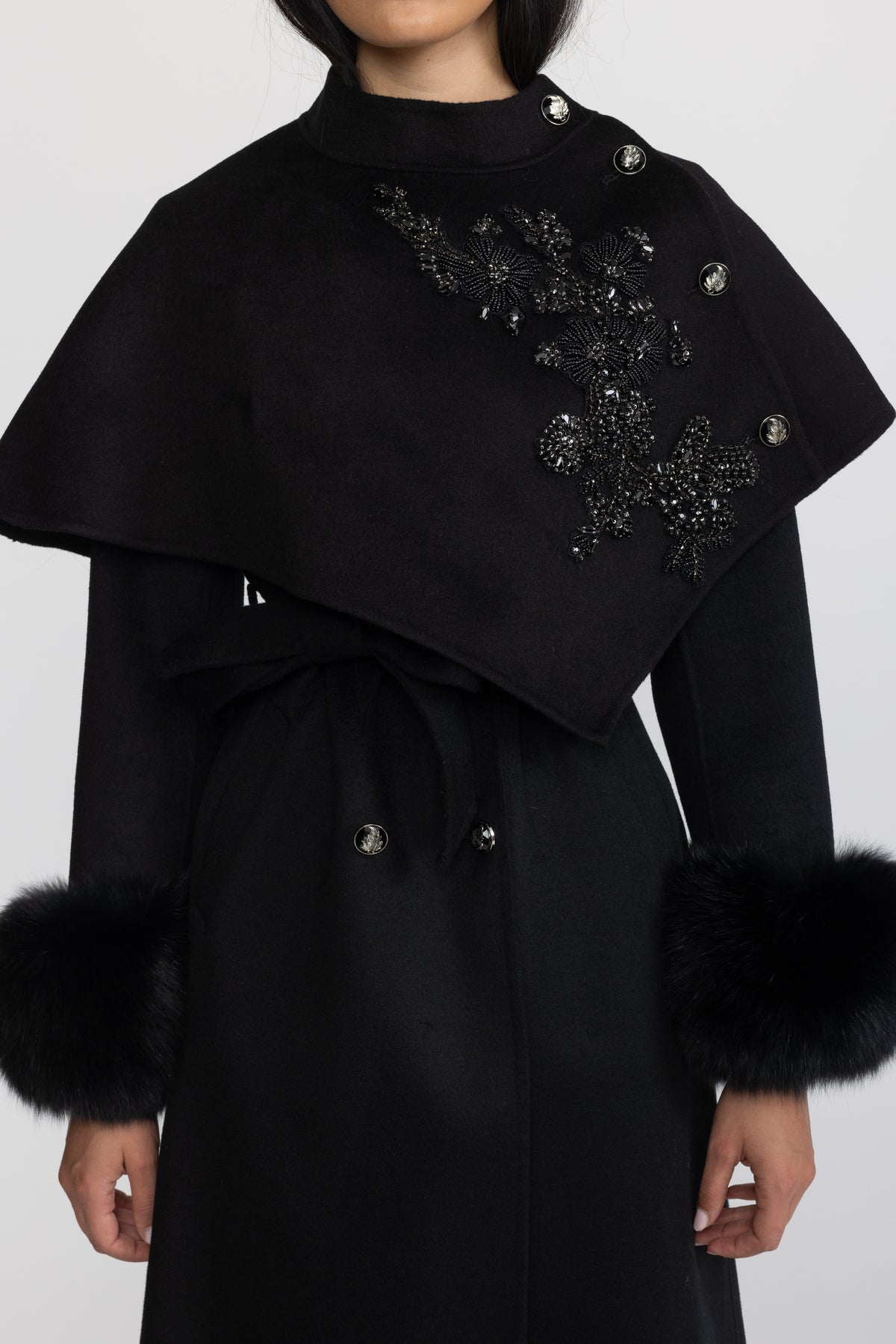 Cappotto in lana con mantellina ricamata e polsini in pelliccia di volpe - Nero