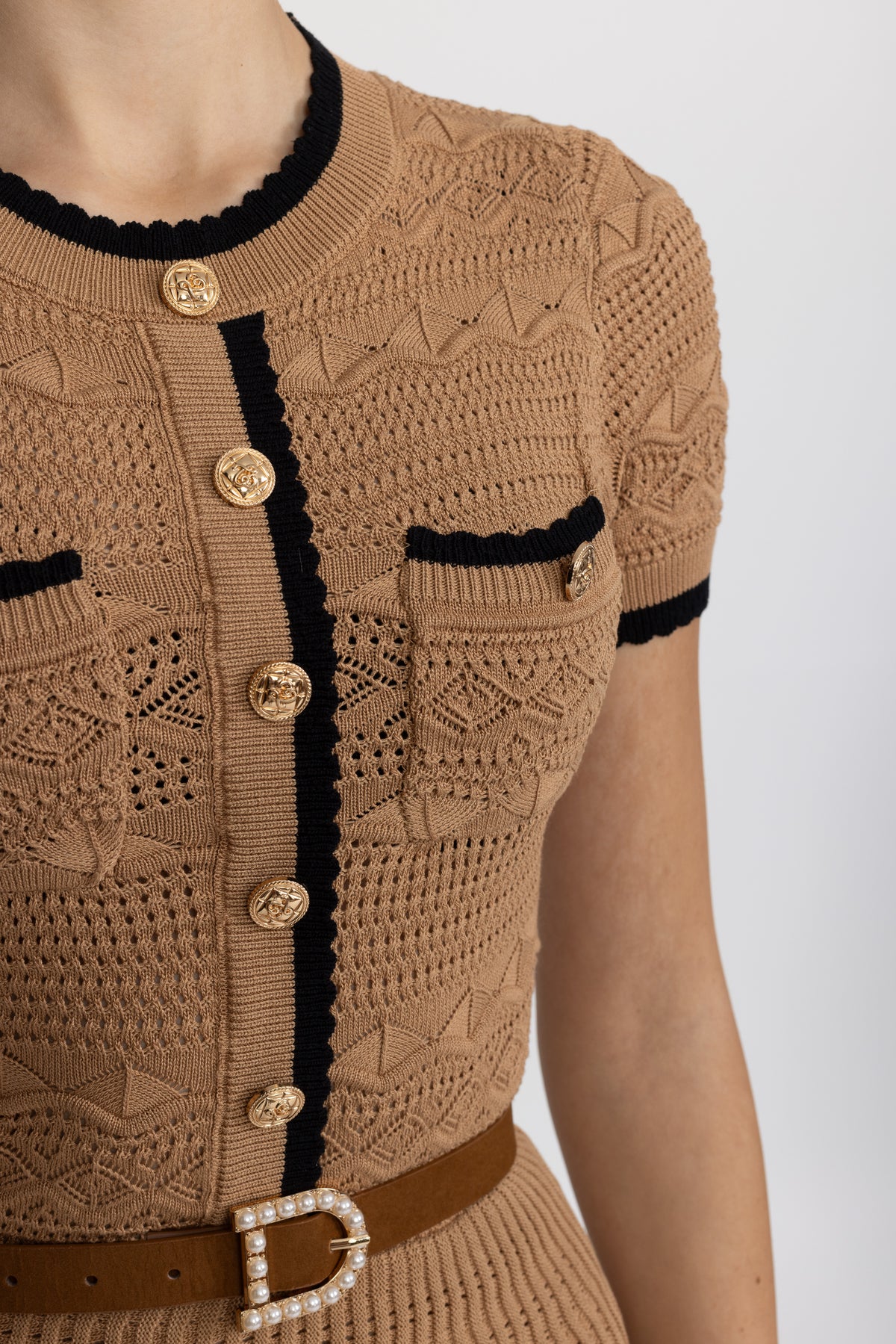 Mini abito in maglia pointelle con cintura e finiture a contrasto - Cammello