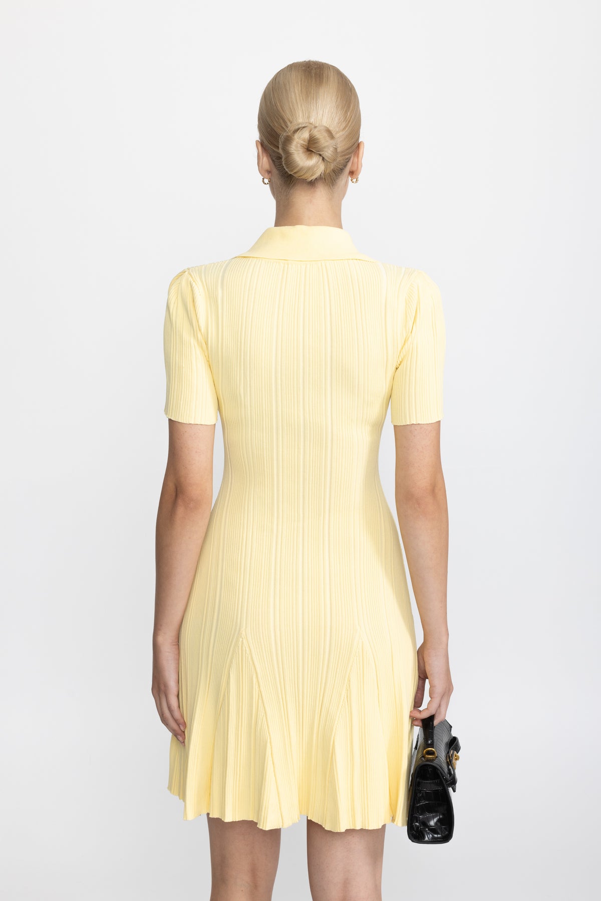 Mini abito in maglia a coste con colletto polo e bottoni dorati - Giallo