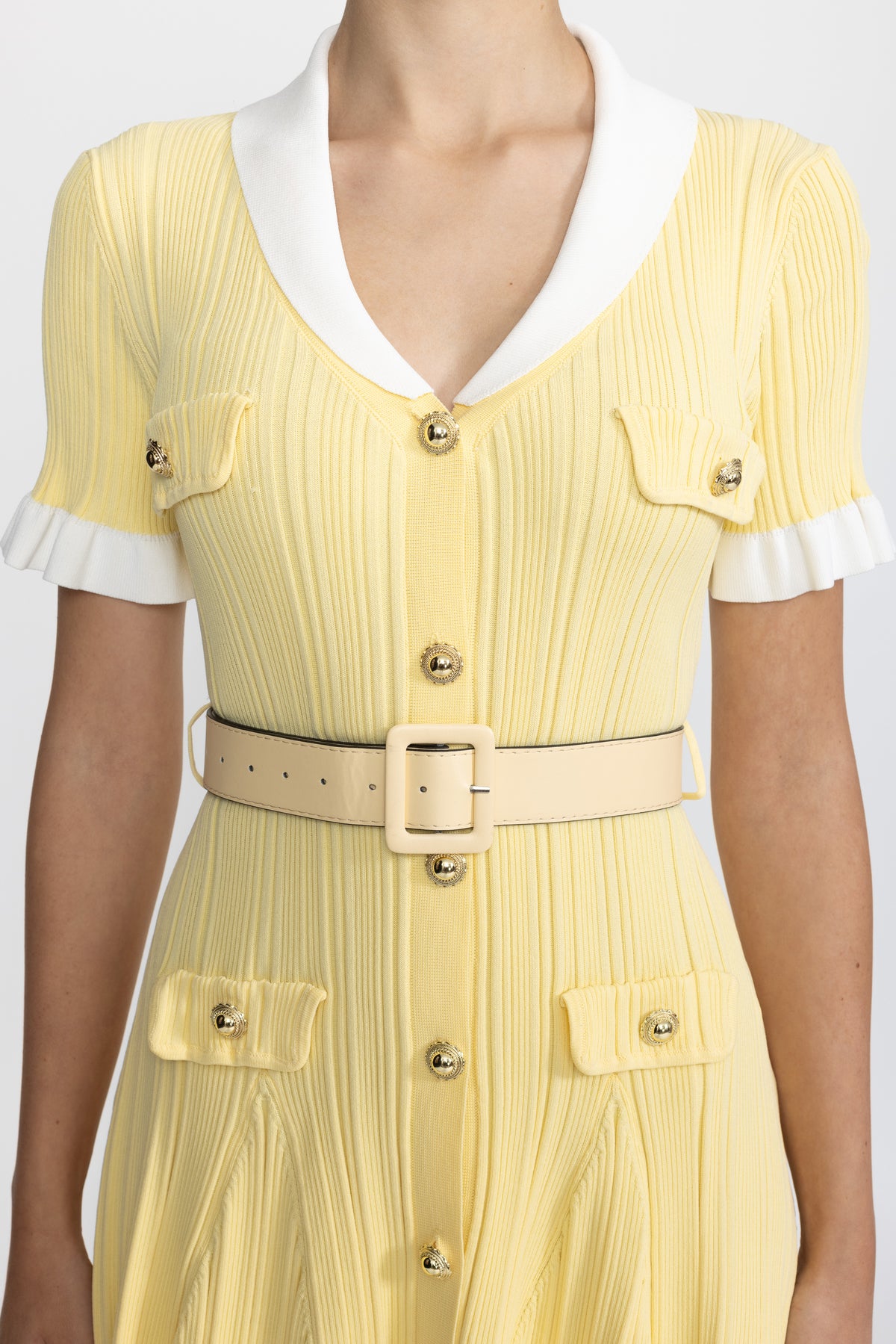 Abito mini in maglia a coste con colletto a contrasto e cintura - Giallo