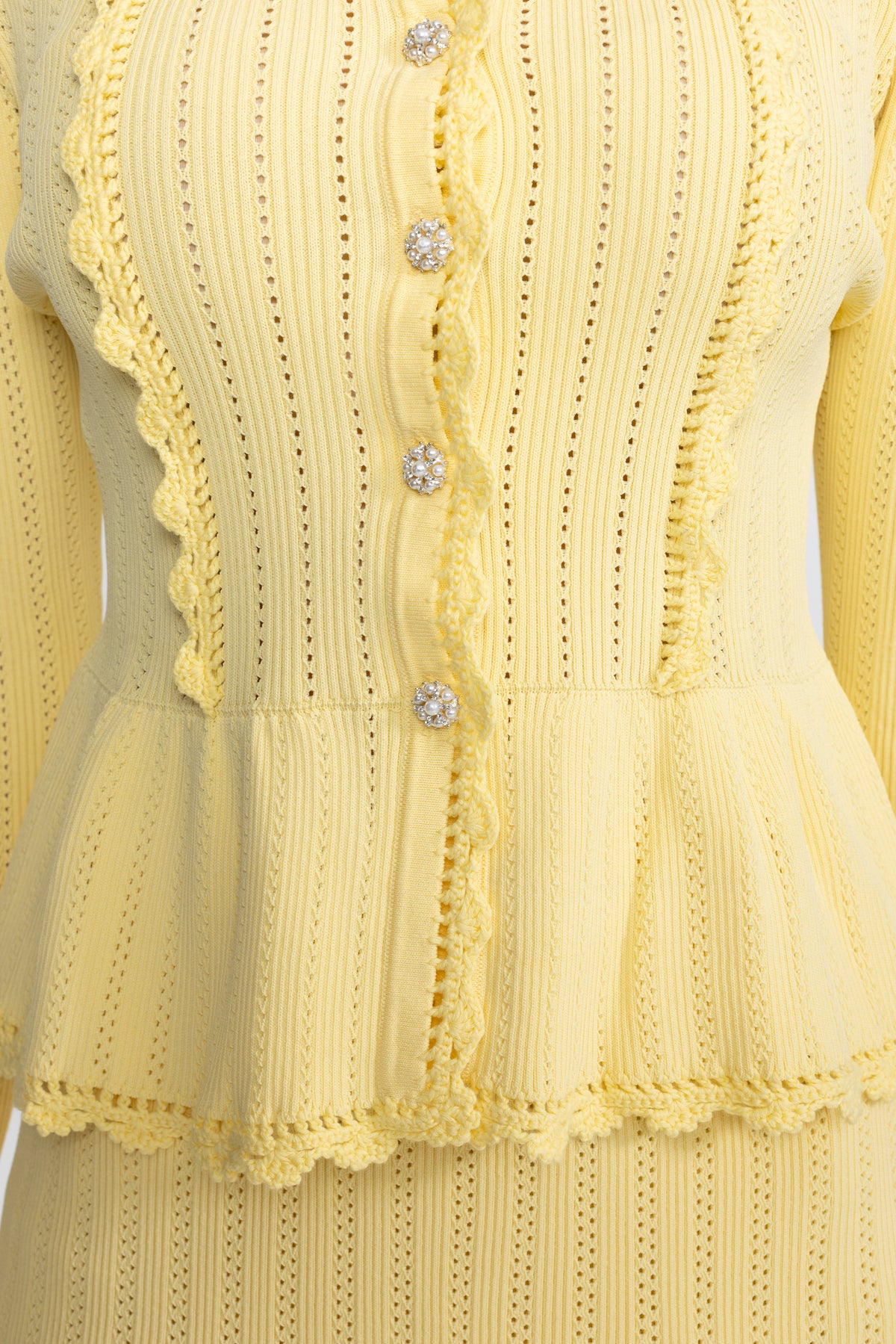 Set coordinato con cardigan peplo in maglia pointelle e gonna con orlo in pizzo - Giallo