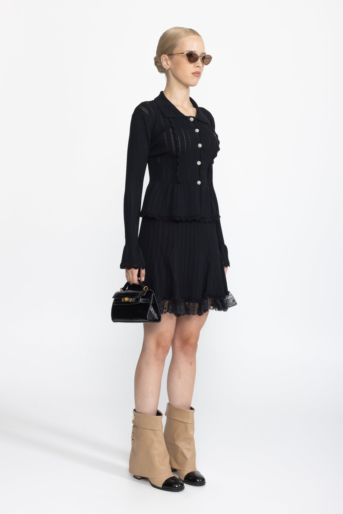 Completo coordinato con cardigan peplo in maglia pointelle e gonna con orlo in pizzo - Nero