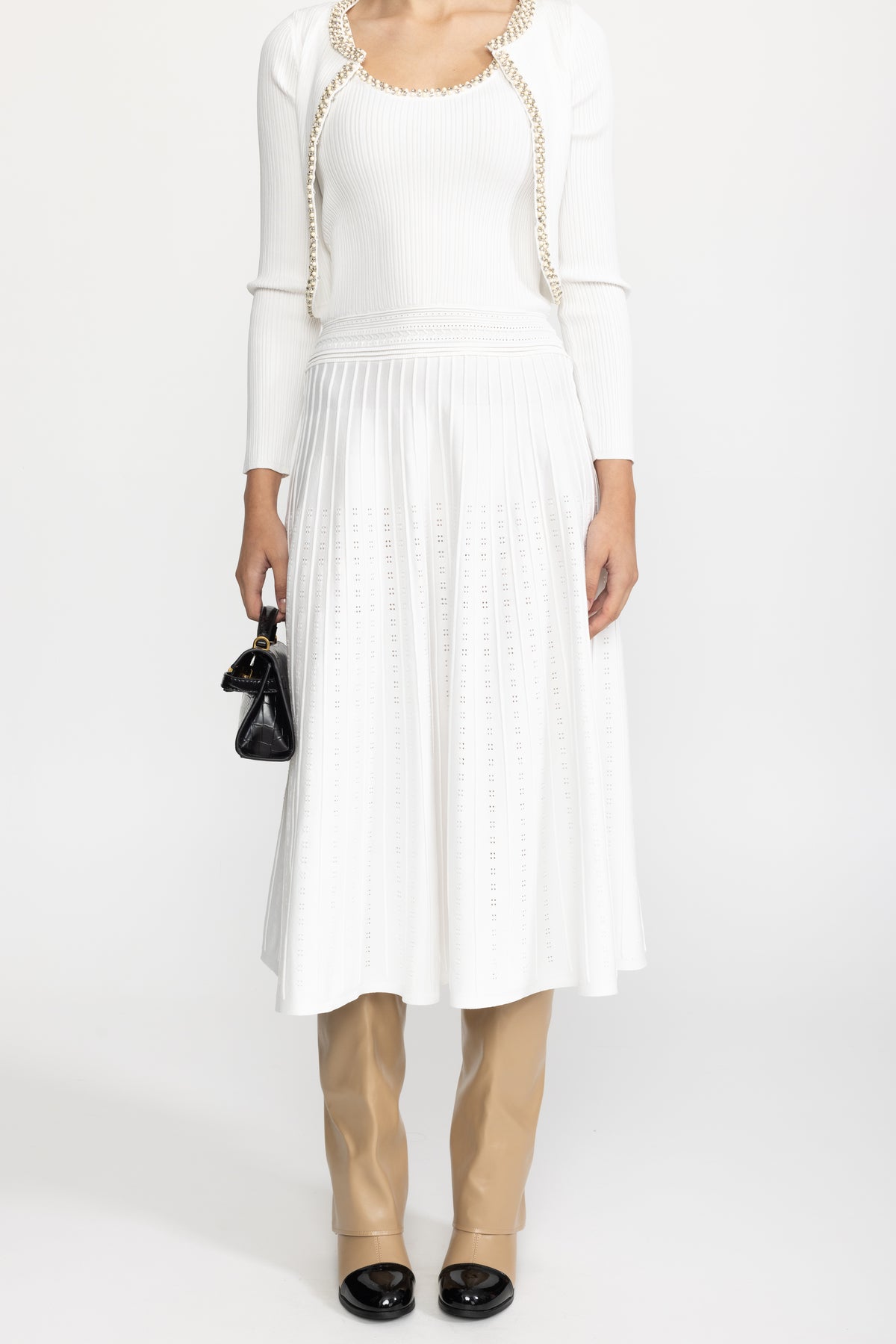 Set con abito midi in maglia a canotta con profili di perle e bolero - Bianco
