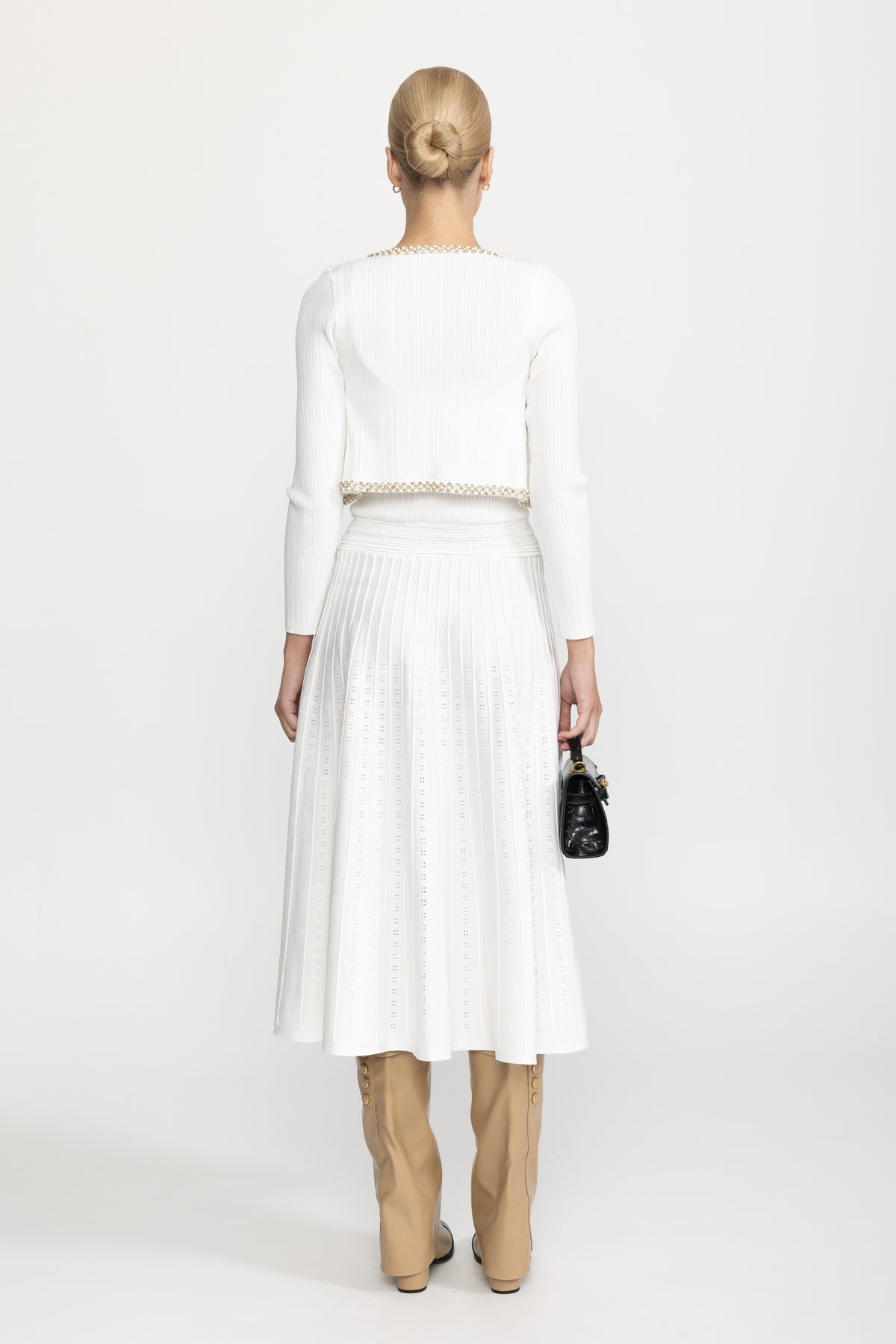 Set con abito midi in maglia a canotta con profili di perle e bolero - Bianco