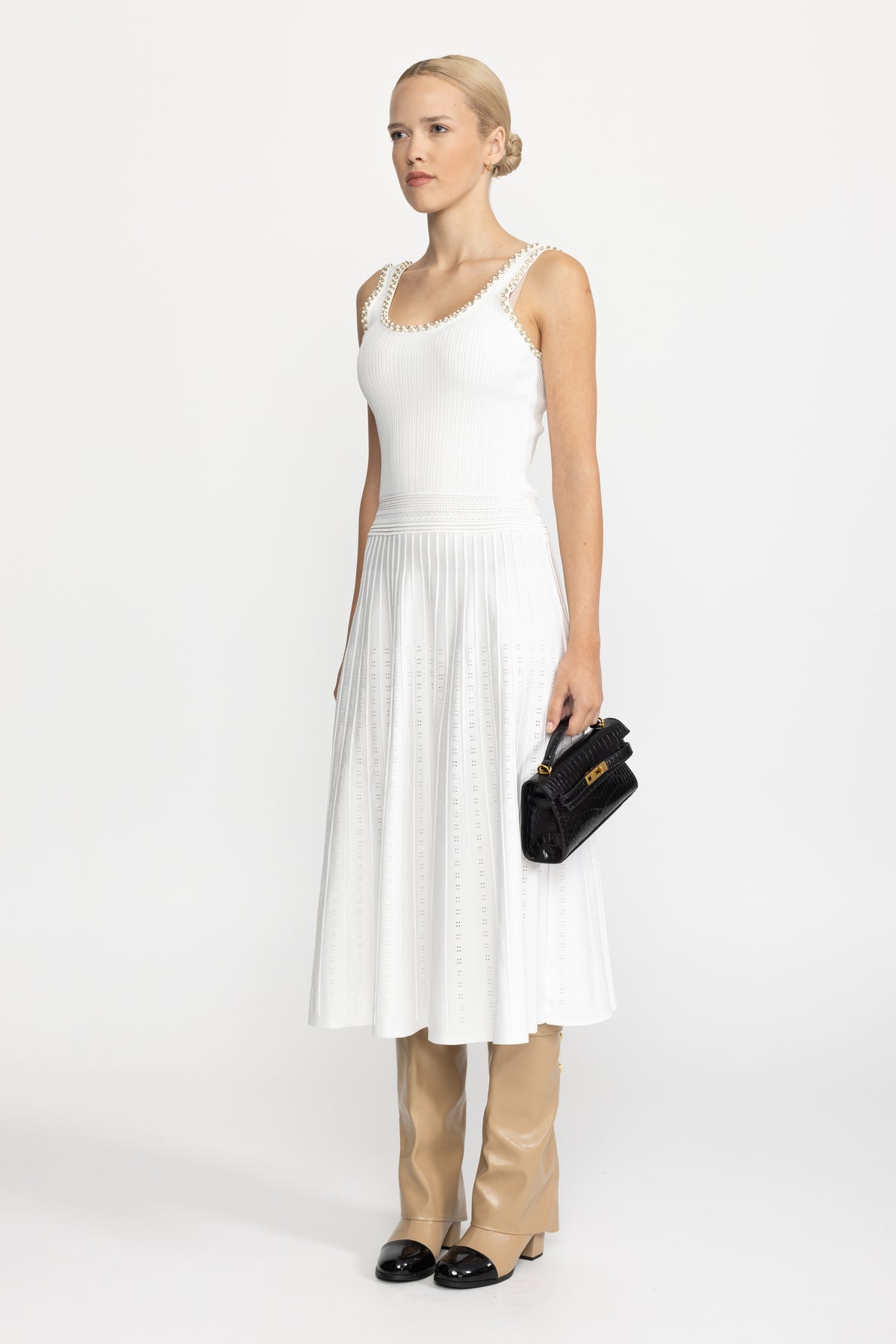Set con abito midi in maglia a canotta con profili di perle e bolero - Bianco