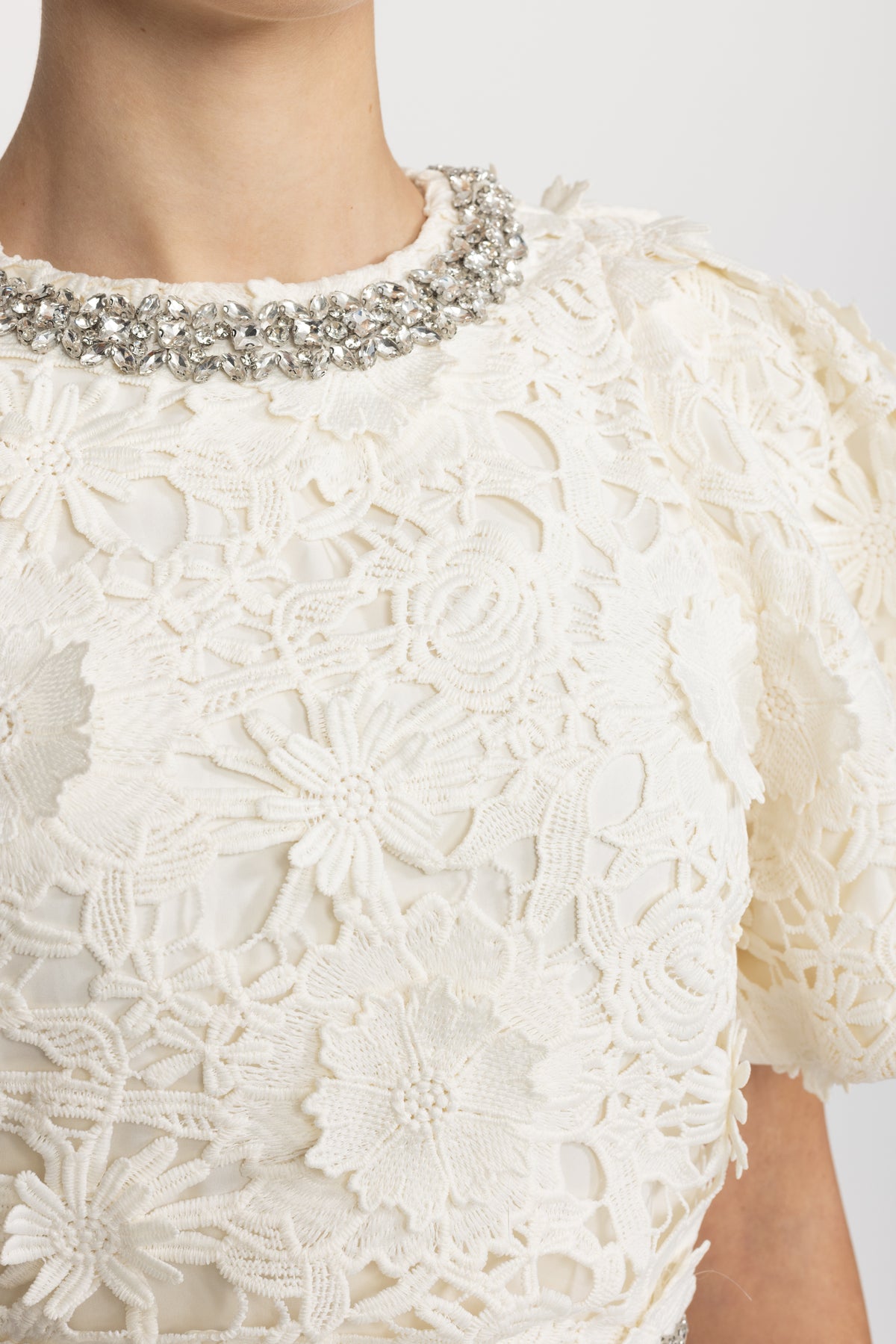 Set coordinato con crop top e gonna lunga in pizzo guipure con finiture di cristalli - Ivoire