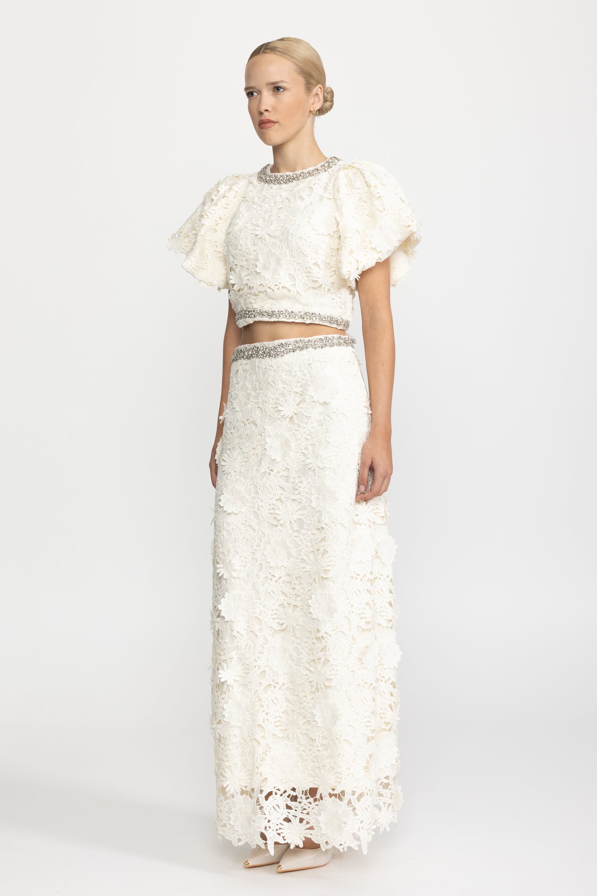 Set coordinato con crop top e gonna lunga in pizzo guipure con finiture di cristalli - Ivoire