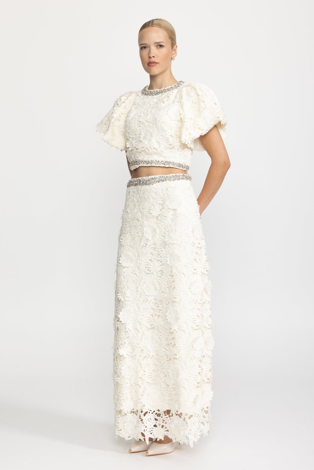 Set coordinato con crop top e gonna lunga in pizzo guipure con finiture di cristalli - Ivoire