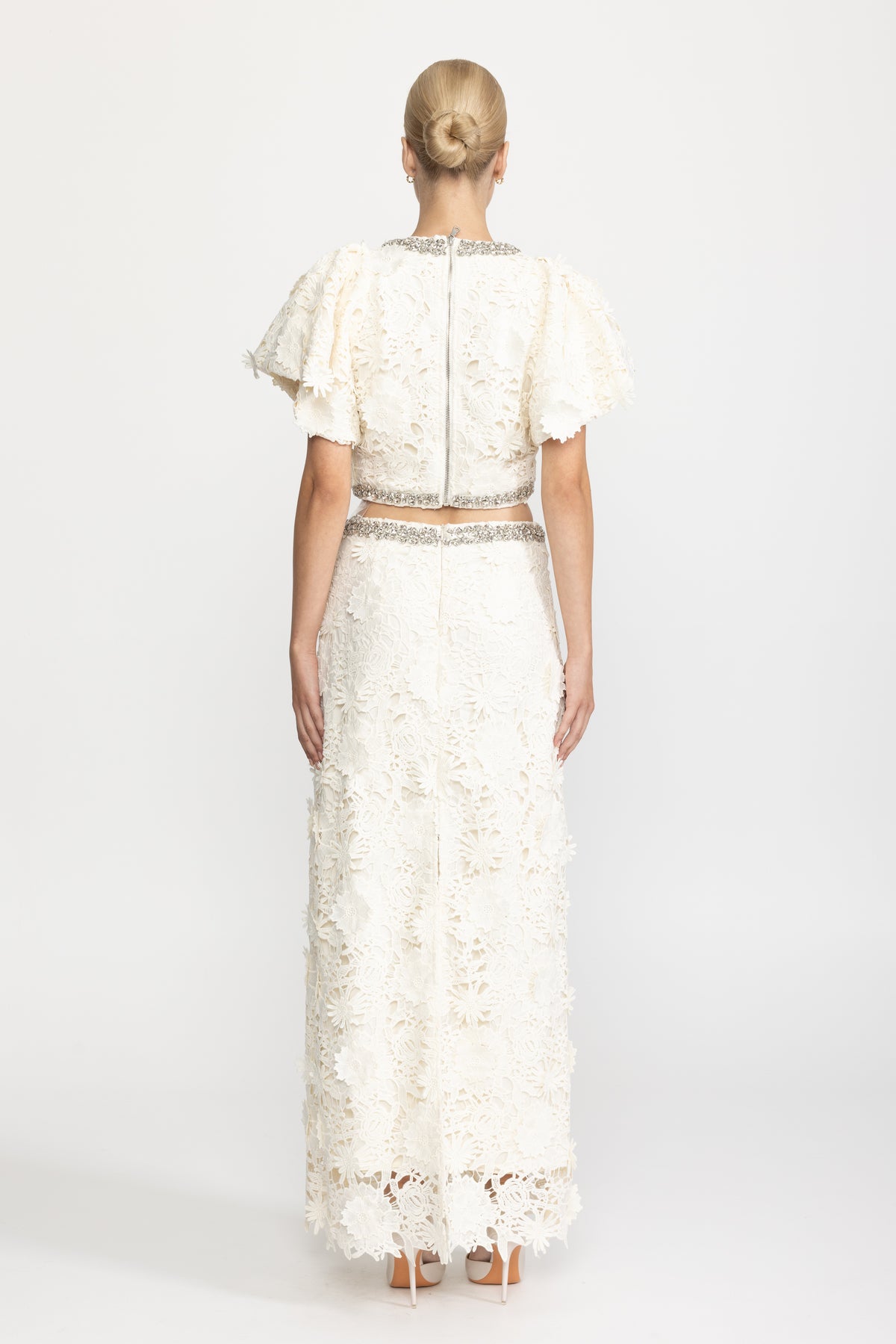 Set coordinato con crop top e gonna lunga in pizzo guipure con finiture di cristalli - Ivoire