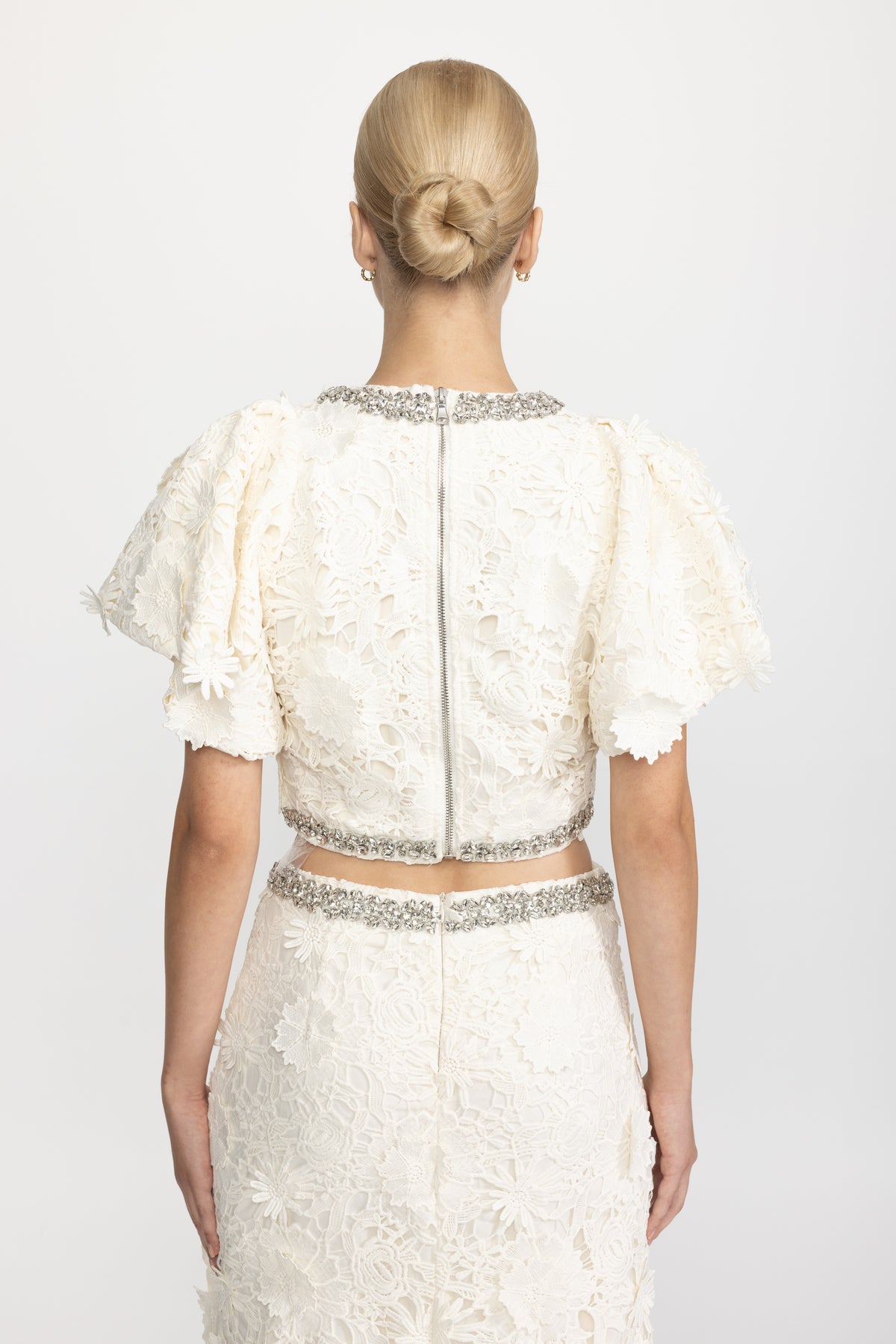 Set coordinato con crop top e gonna lunga in pizzo guipure con finiture di cristalli - Ivoire