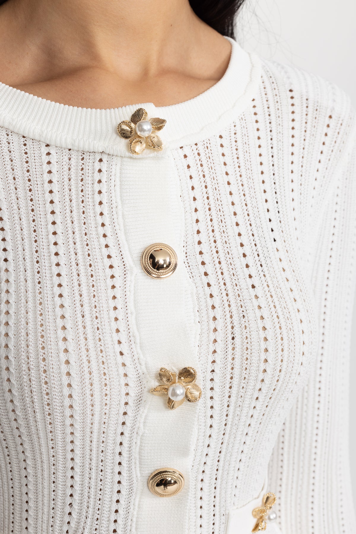 Mini abito peplum in maglia pointelle con bottoni a fiore - Bianco
