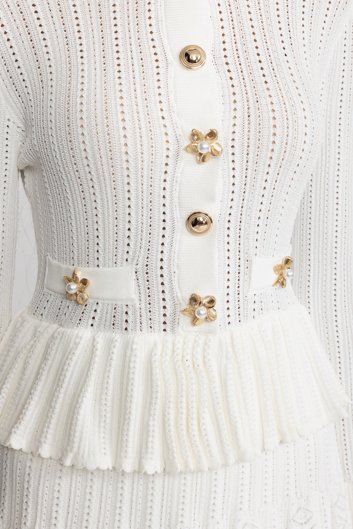 Mini abito peplum in maglia pointelle con bottoni a fiore - Bianco