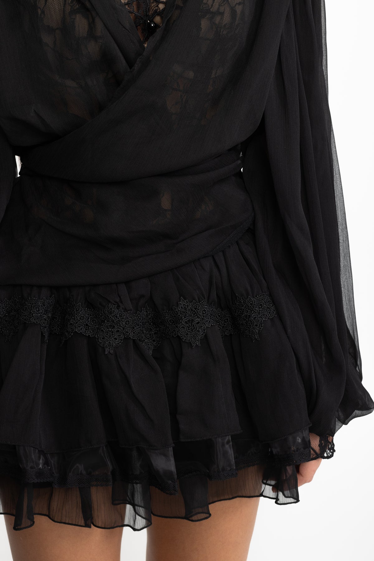 Completo coordinato con blusa a portafoglio in chiffon con inserti in pizzo e minigonna con ruches - Nero