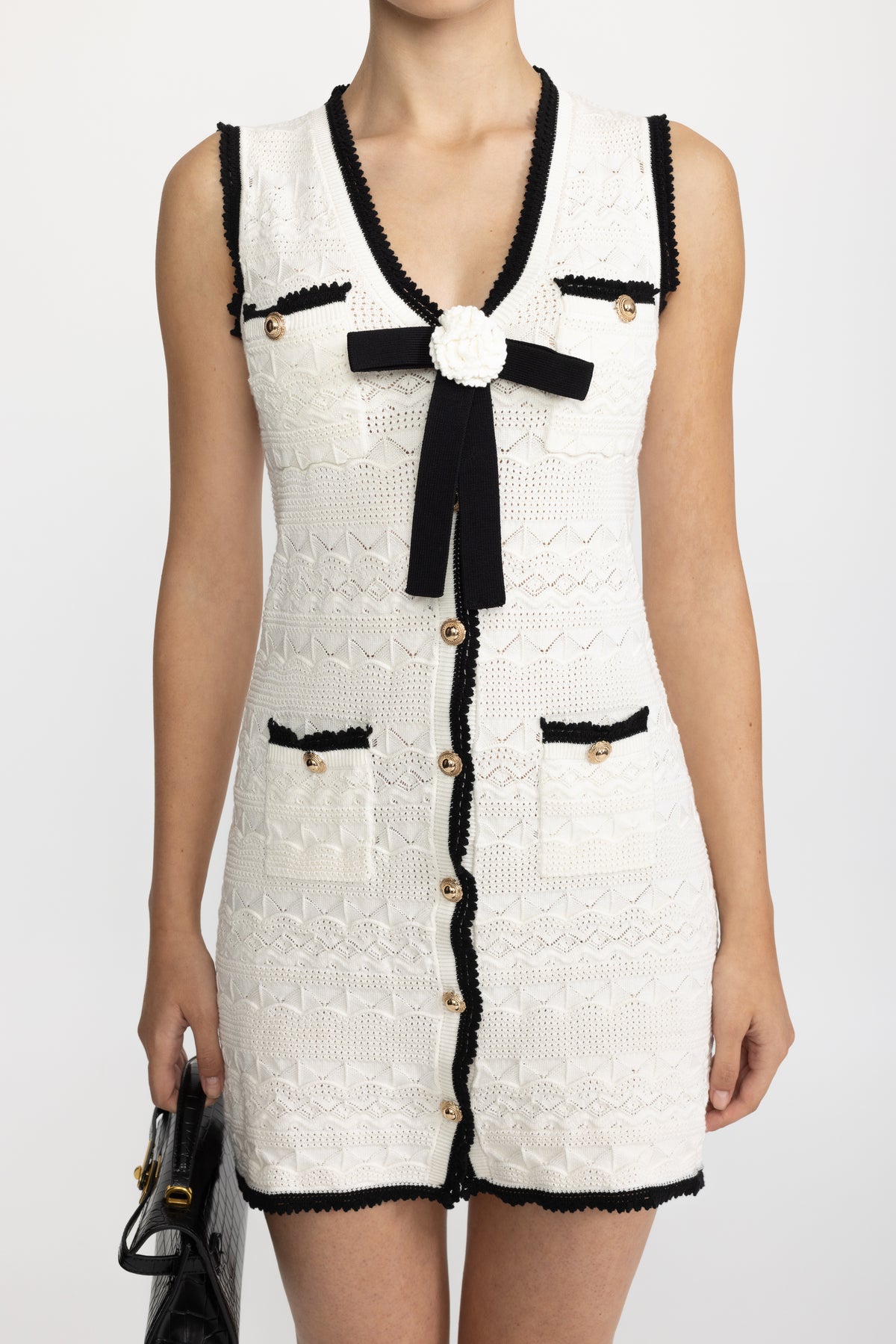 Mini abito bianco senza maniche in maglia crochet con dettaglio fiocco