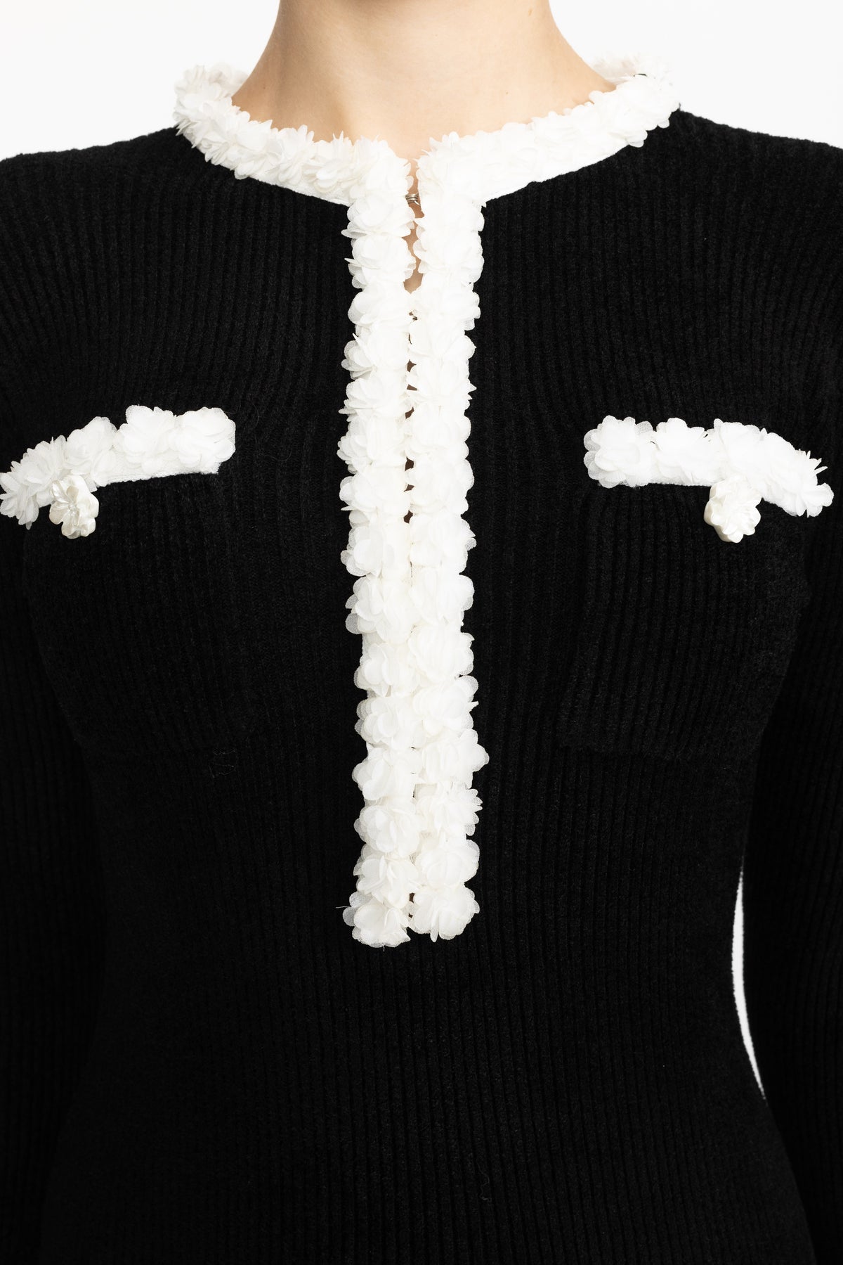 Abito midi in maglia ciniglia con finitura a pompon a contrasto - Nero