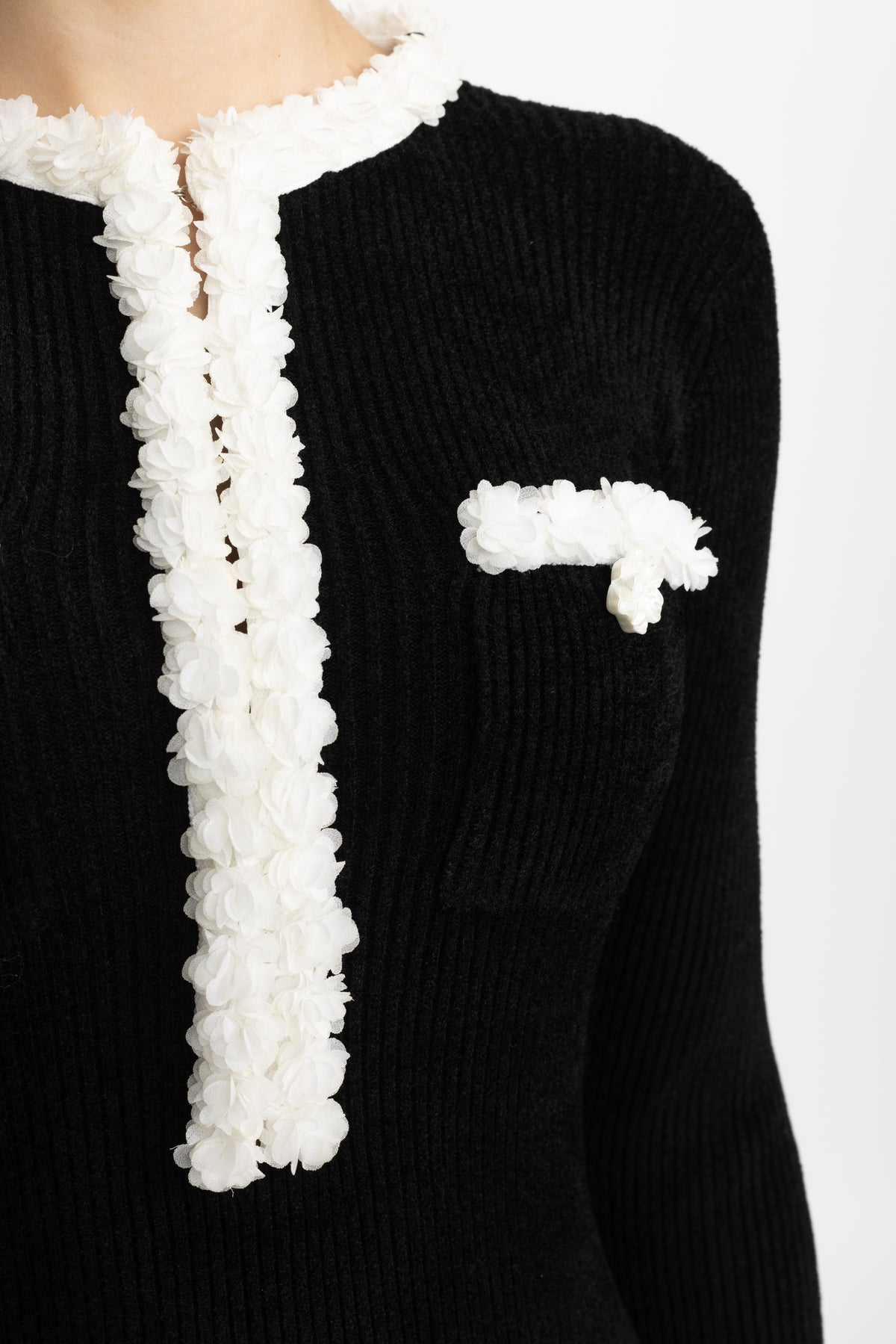 Abito midi in maglia ciniglia con finitura a pompon a contrasto - Nero
