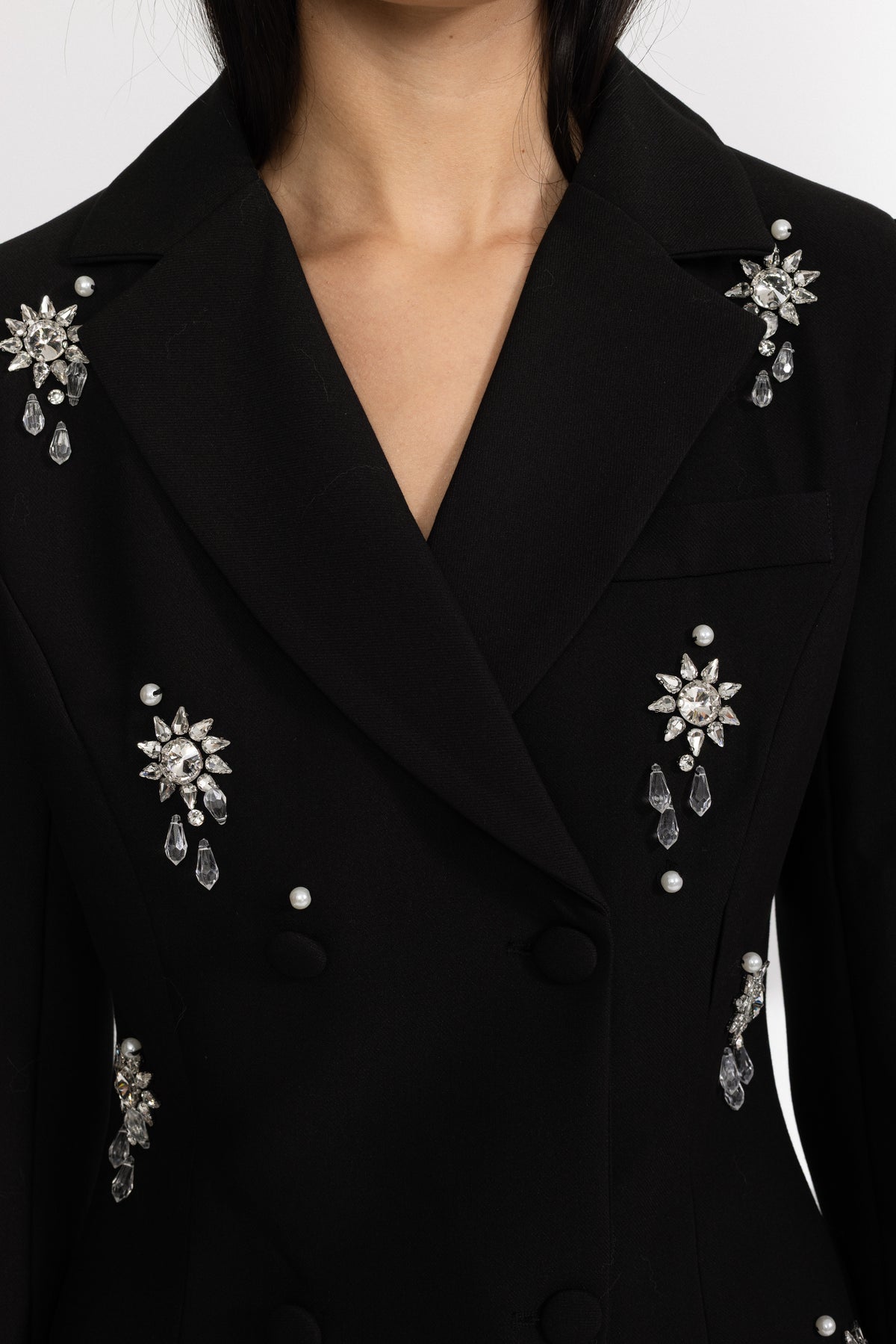 Blazer doppiopetto nero con spilla gioiello in cristallo