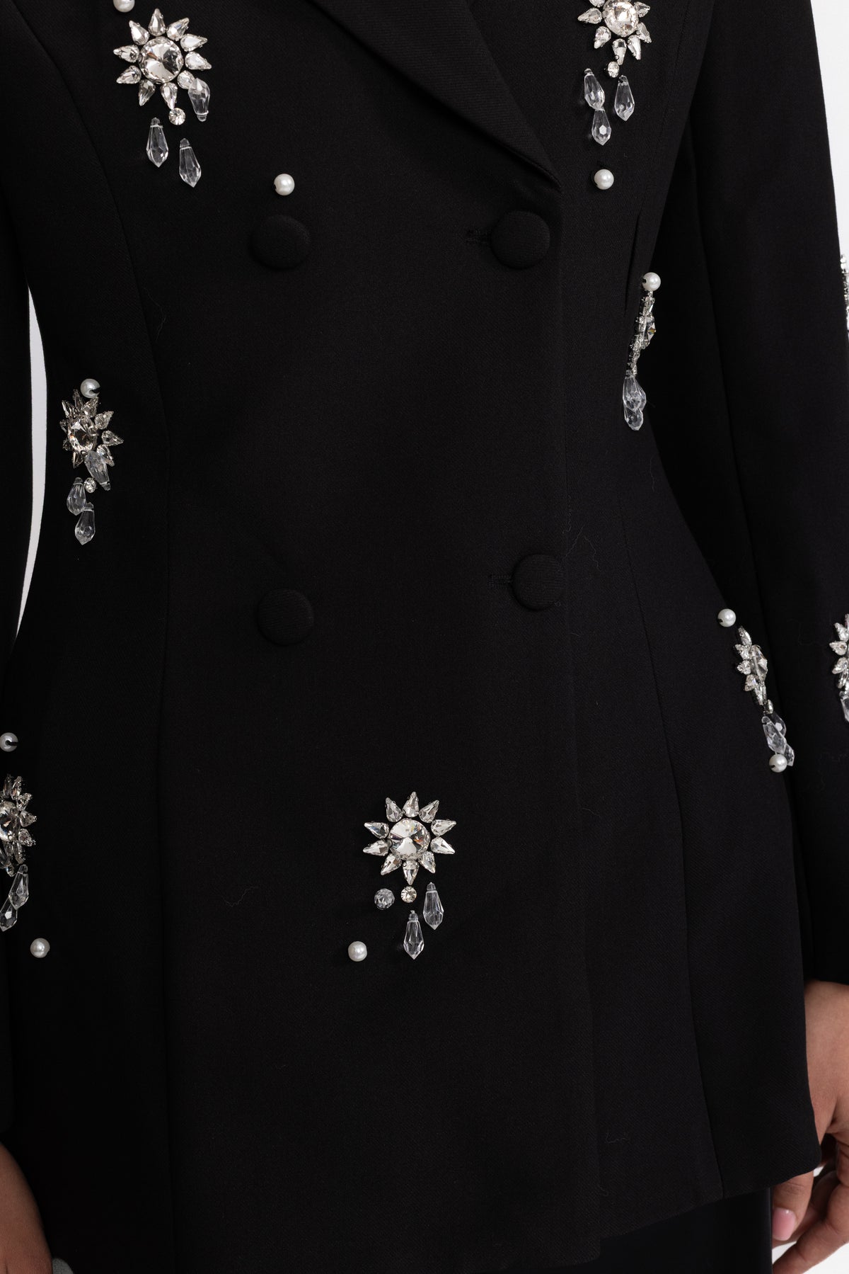 Blazer doppiopetto nero con spilla gioiello in cristallo