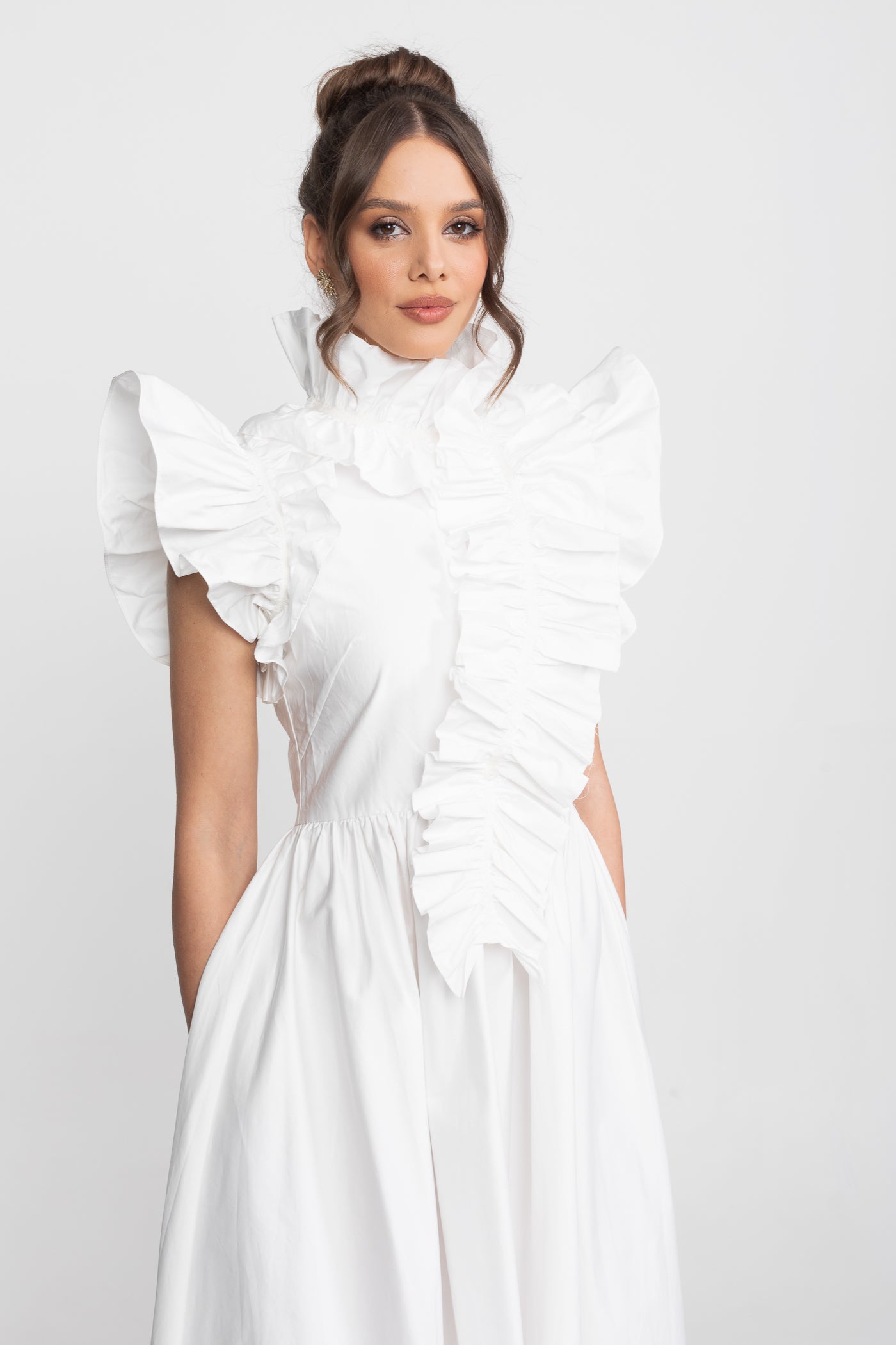 Abito Maxi con Collo Alto e Fronte con Grembiule Volant Drammatico - Bianco
