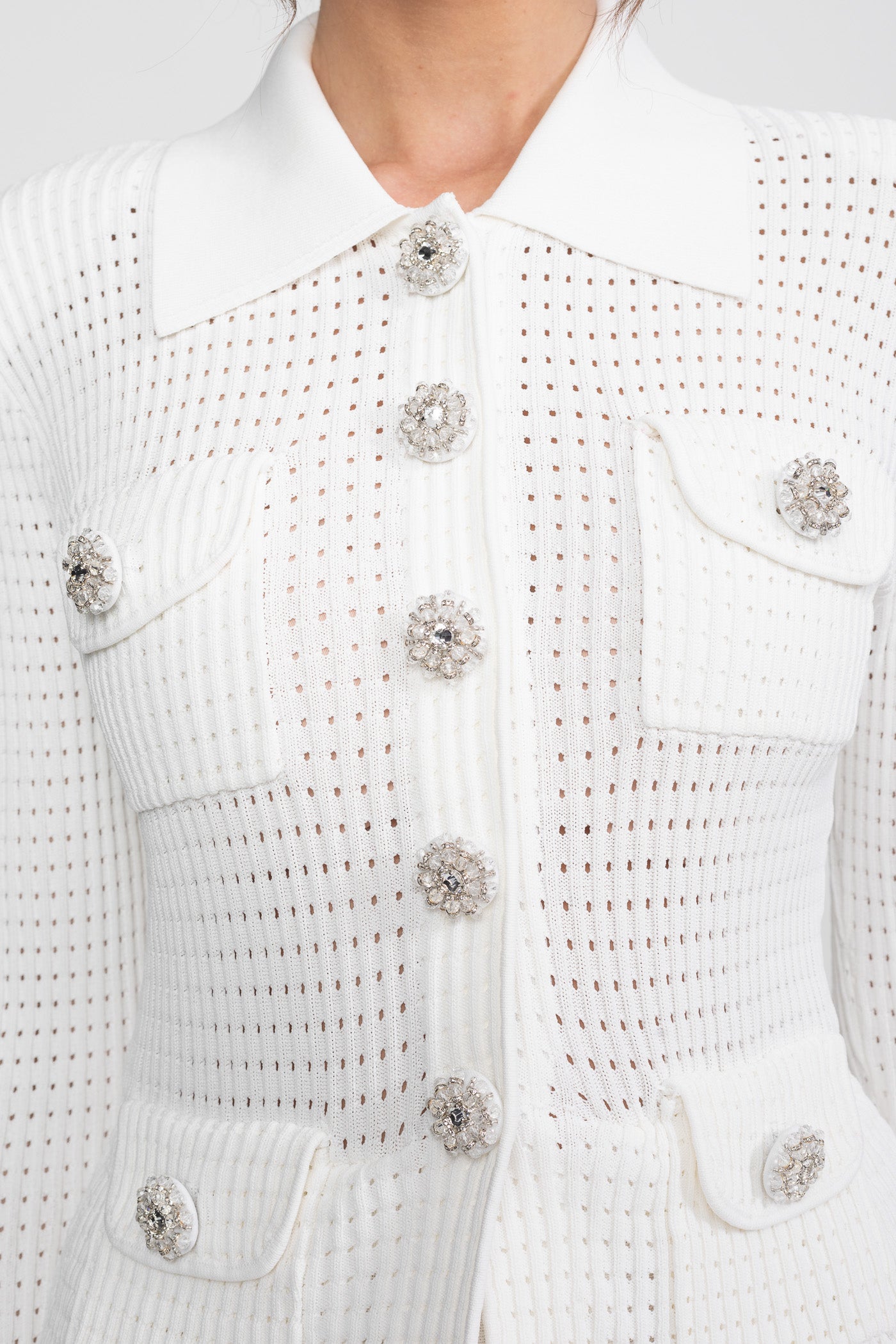 Completo coordinato con cardigan a maglia traforata e gonna midi plissettata - Bianco