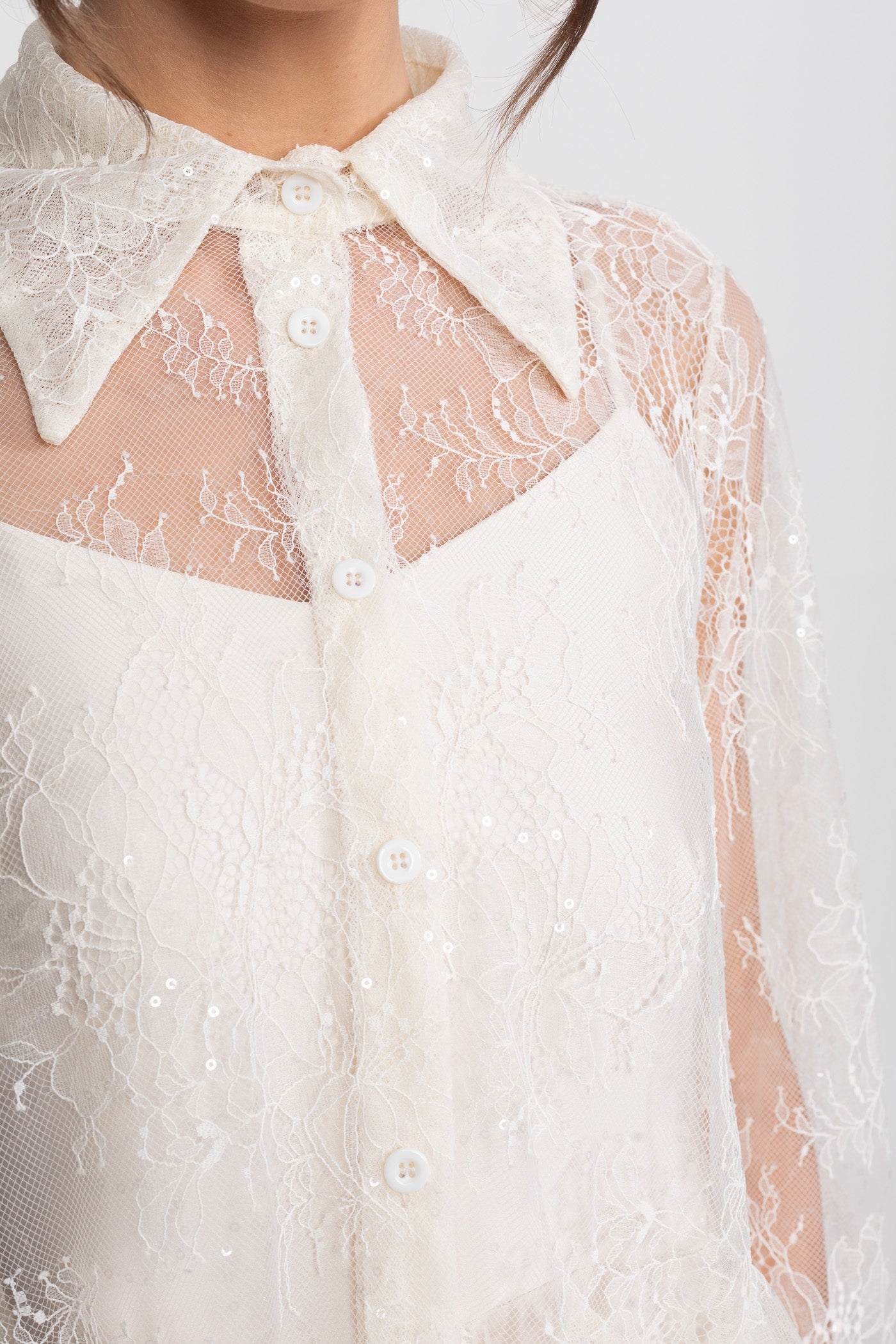 Blusa peplum in pizzo trasparente con orlo a volant e gonna maxi in satin - Ivoire