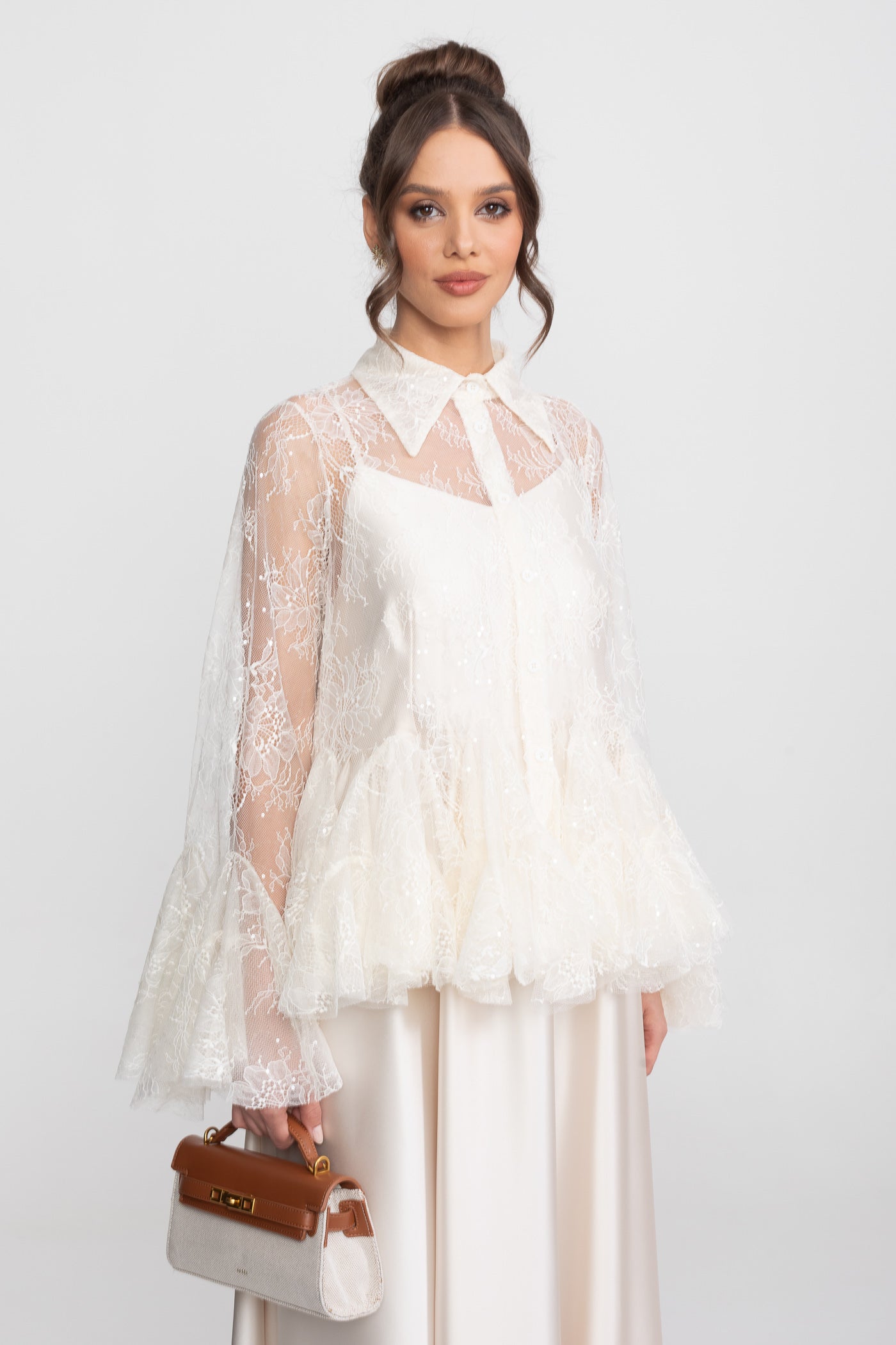 Blusa peplum in pizzo trasparente con orlo a volant e gonna maxi in satin - Ivoire