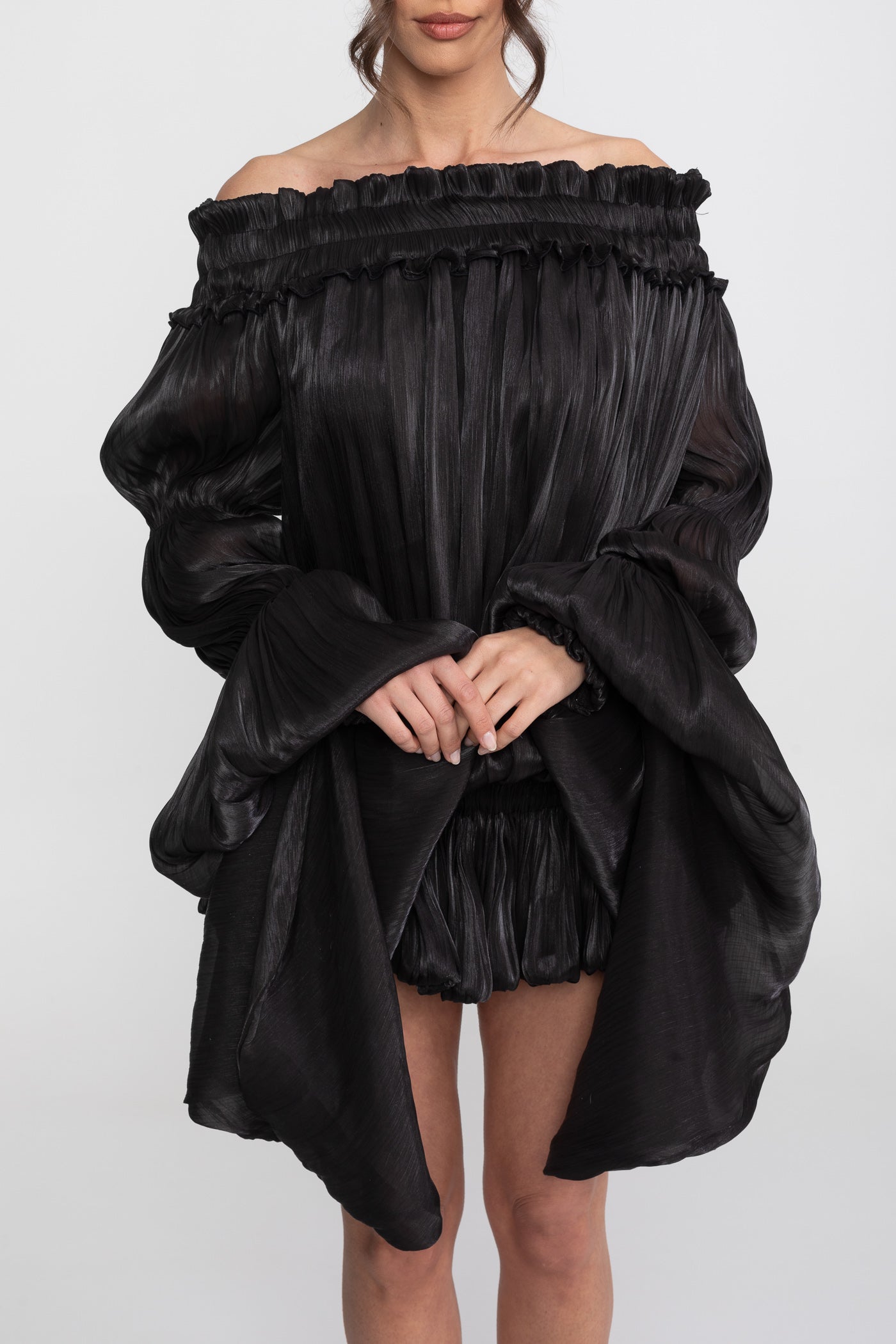 Abito Mini con Volant Off-Shoulder e Maniche Drappeggiate - Nero